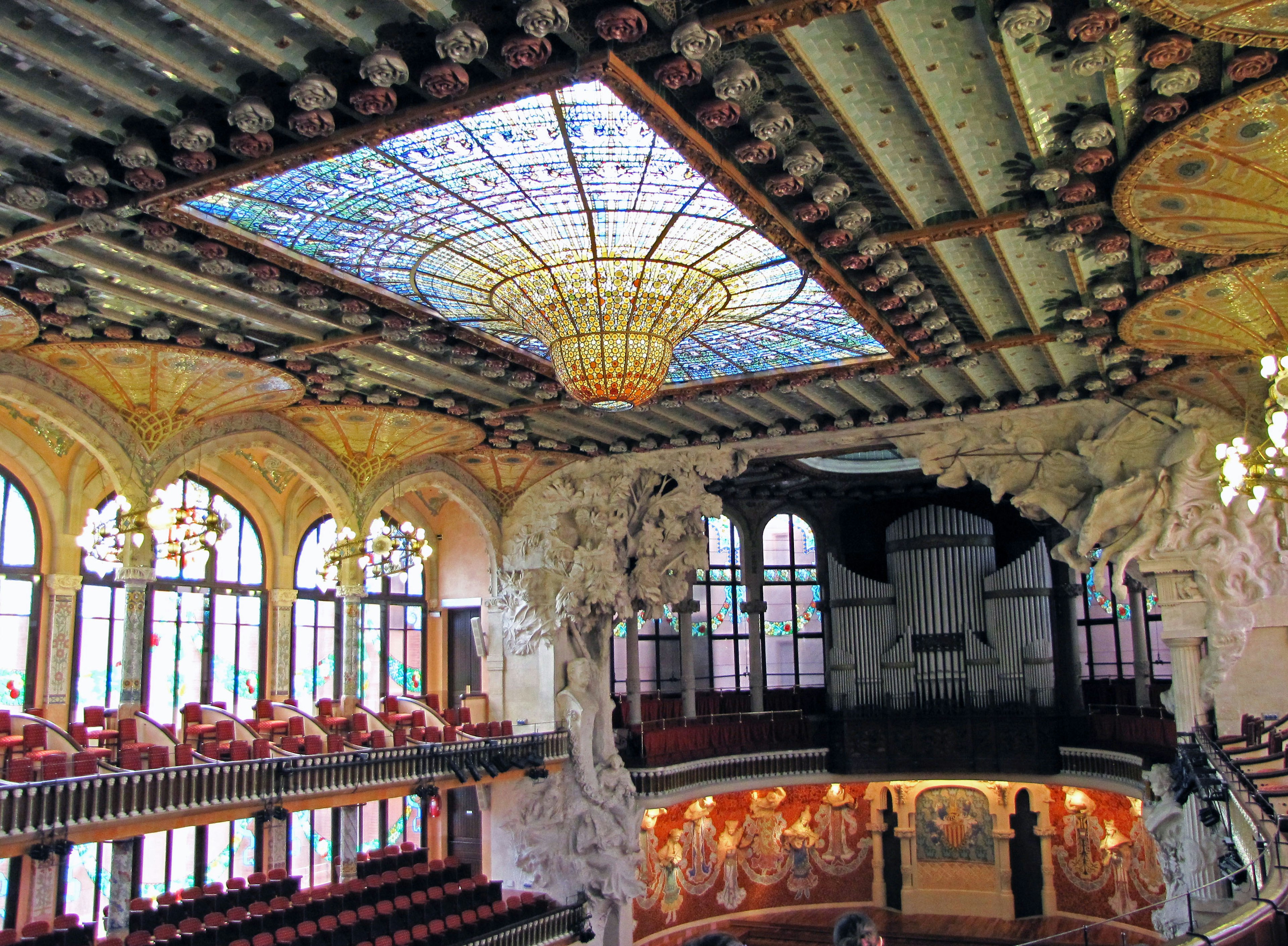 Interior vibrante del Palau de la Música Catalana con un impresionante techo de vidrio de colores