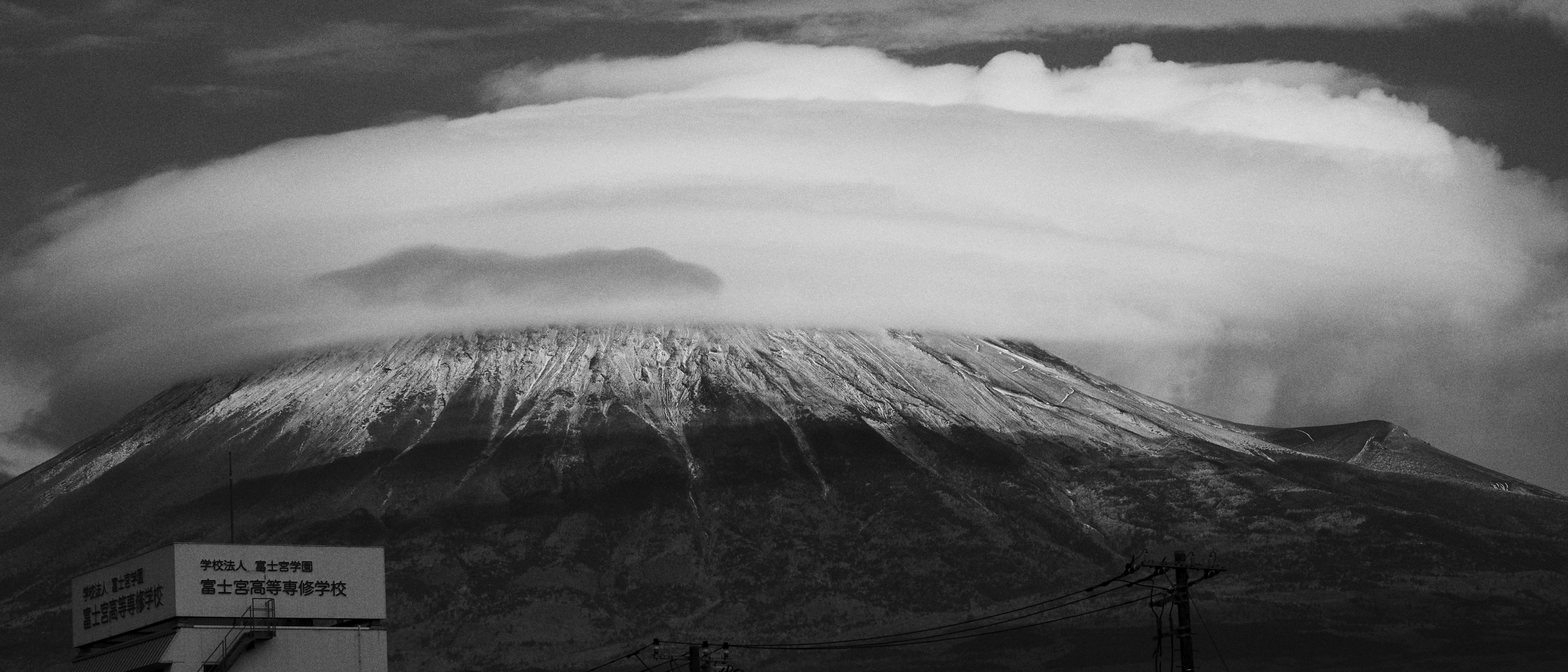 Immagine in bianco e nero del Monte Kilimangiaro coperto di neve