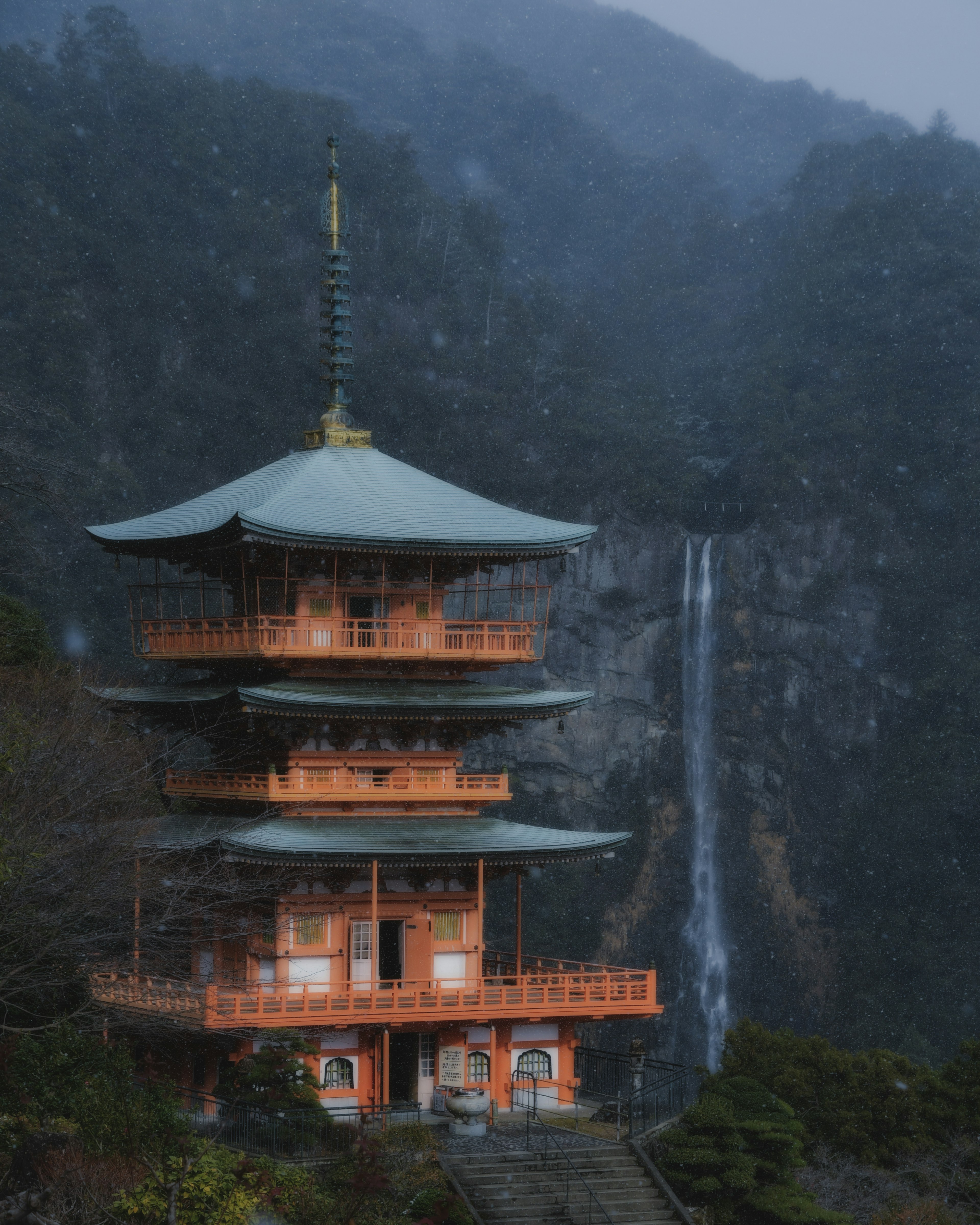 美丽的五层宝塔靠近瀑布和山景