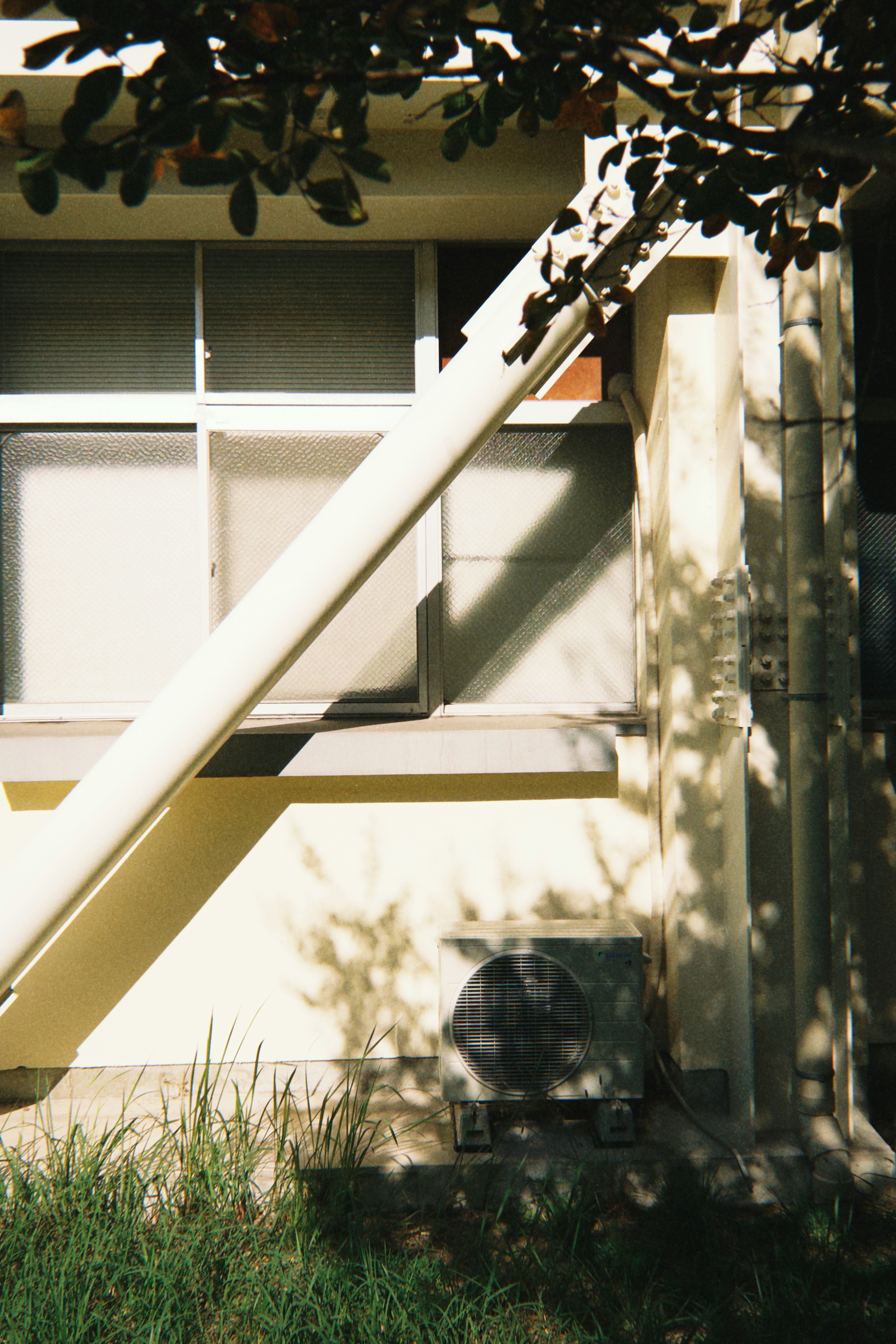 Seitenansicht eines Hauses mit gelber Wand und Fenster Schatten