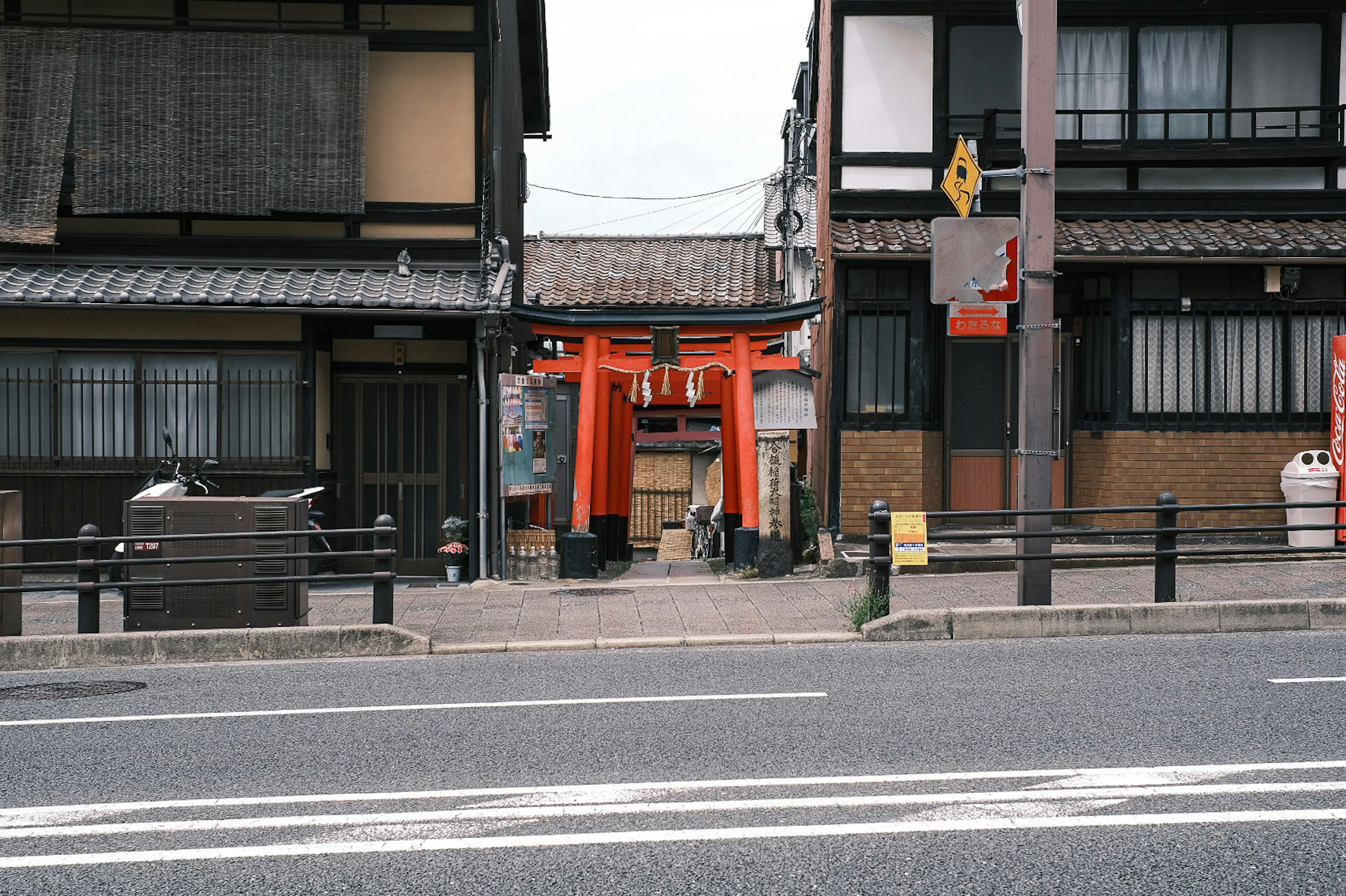 赤い鳥居と伝統的な建物が並ぶ街並み