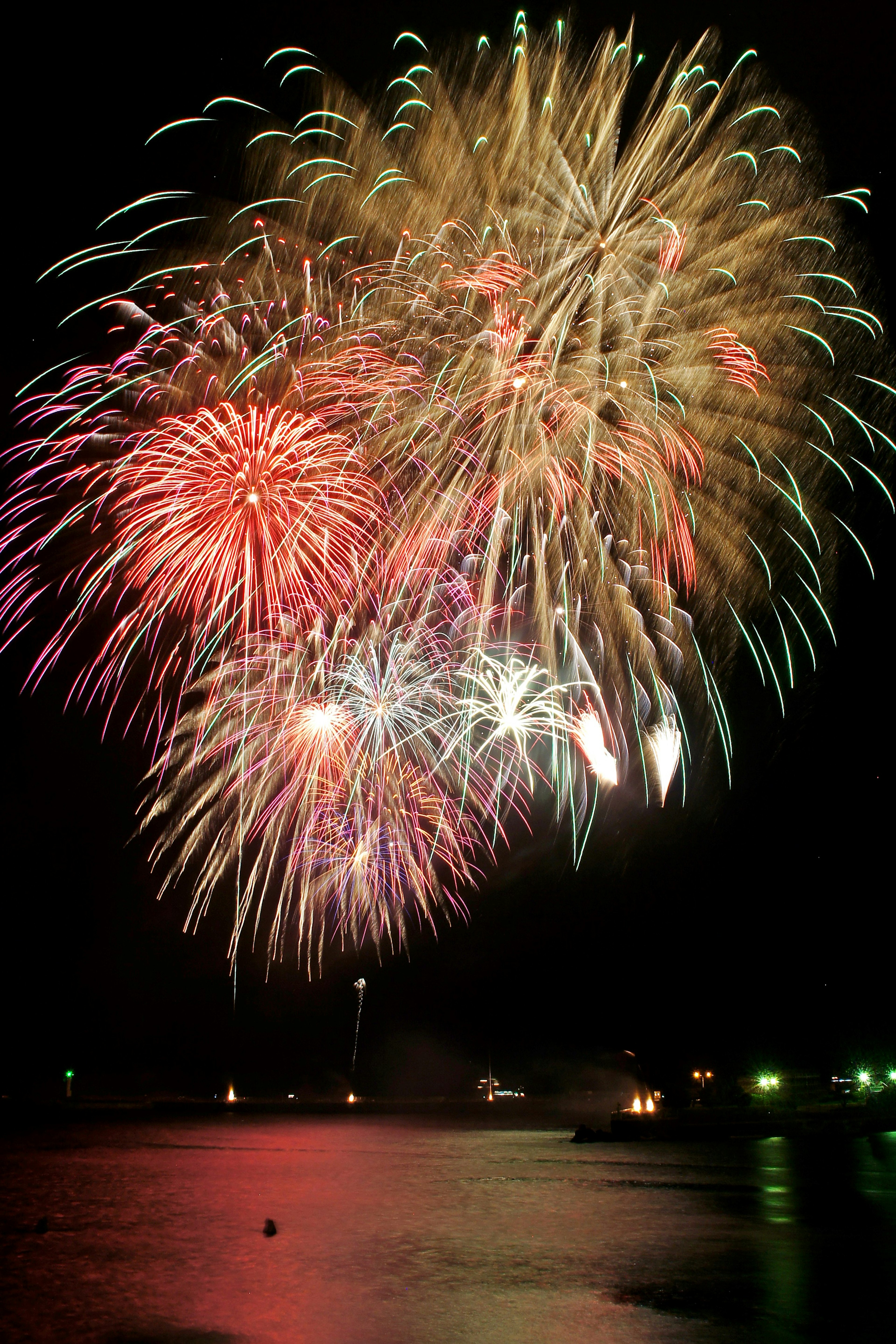 Bunte Feuerwerk-Show am Nachthimmel