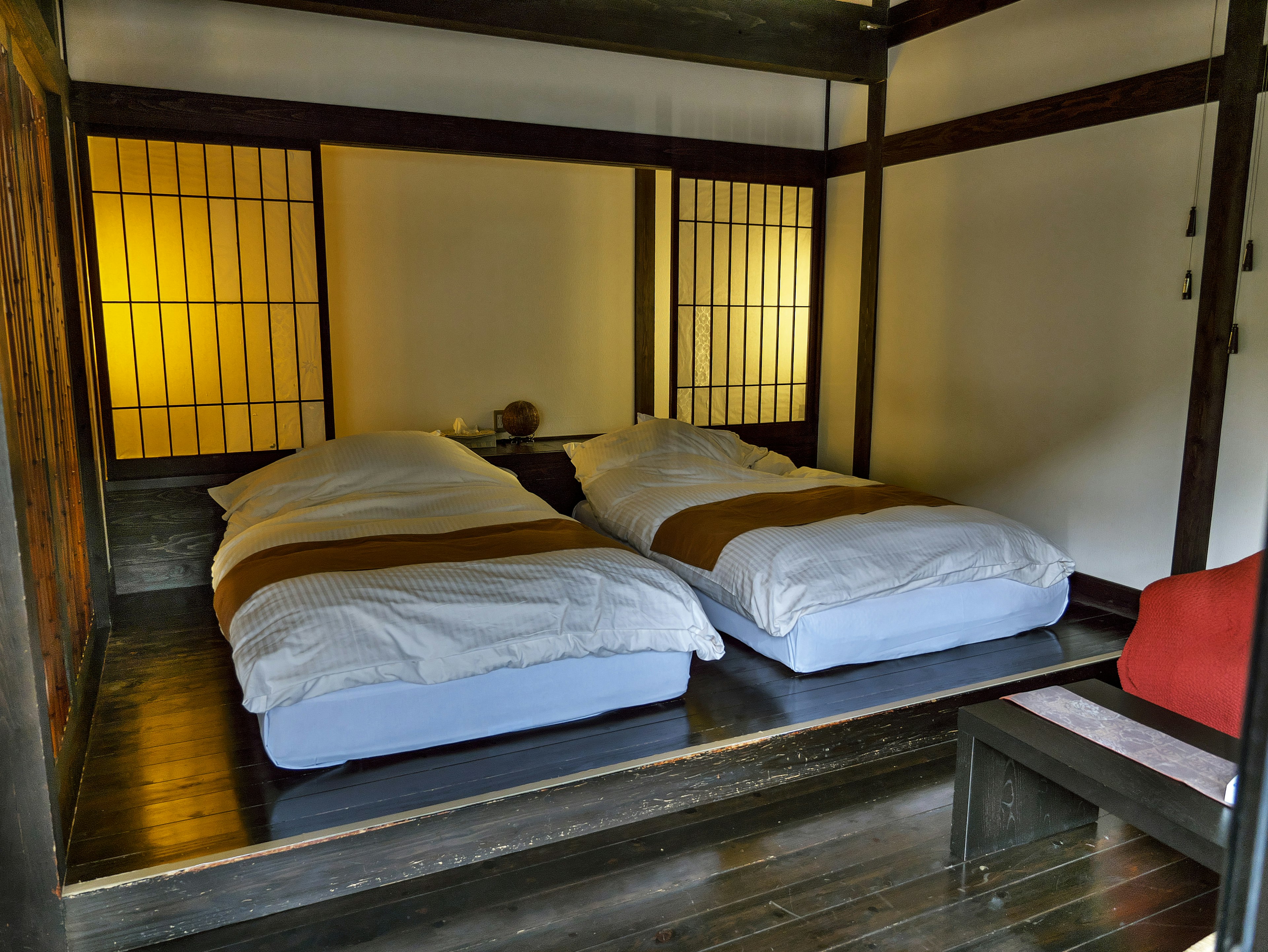 Einfaches und ruhiges japanisches Schlafzimmer mit zwei Futons und Holzmöbeln