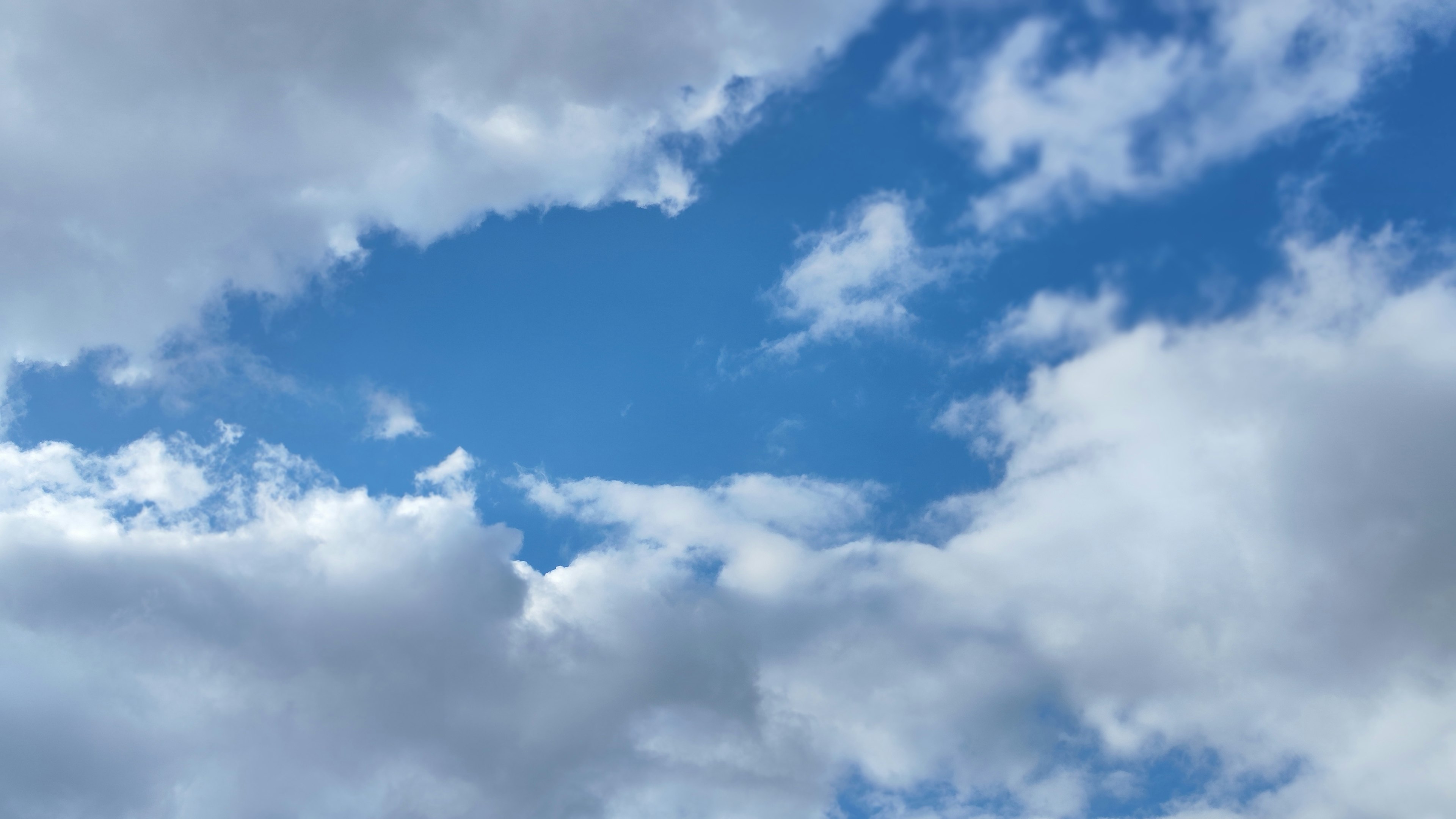 Eine Ansicht des blauen Himmels mit weißen Wolken