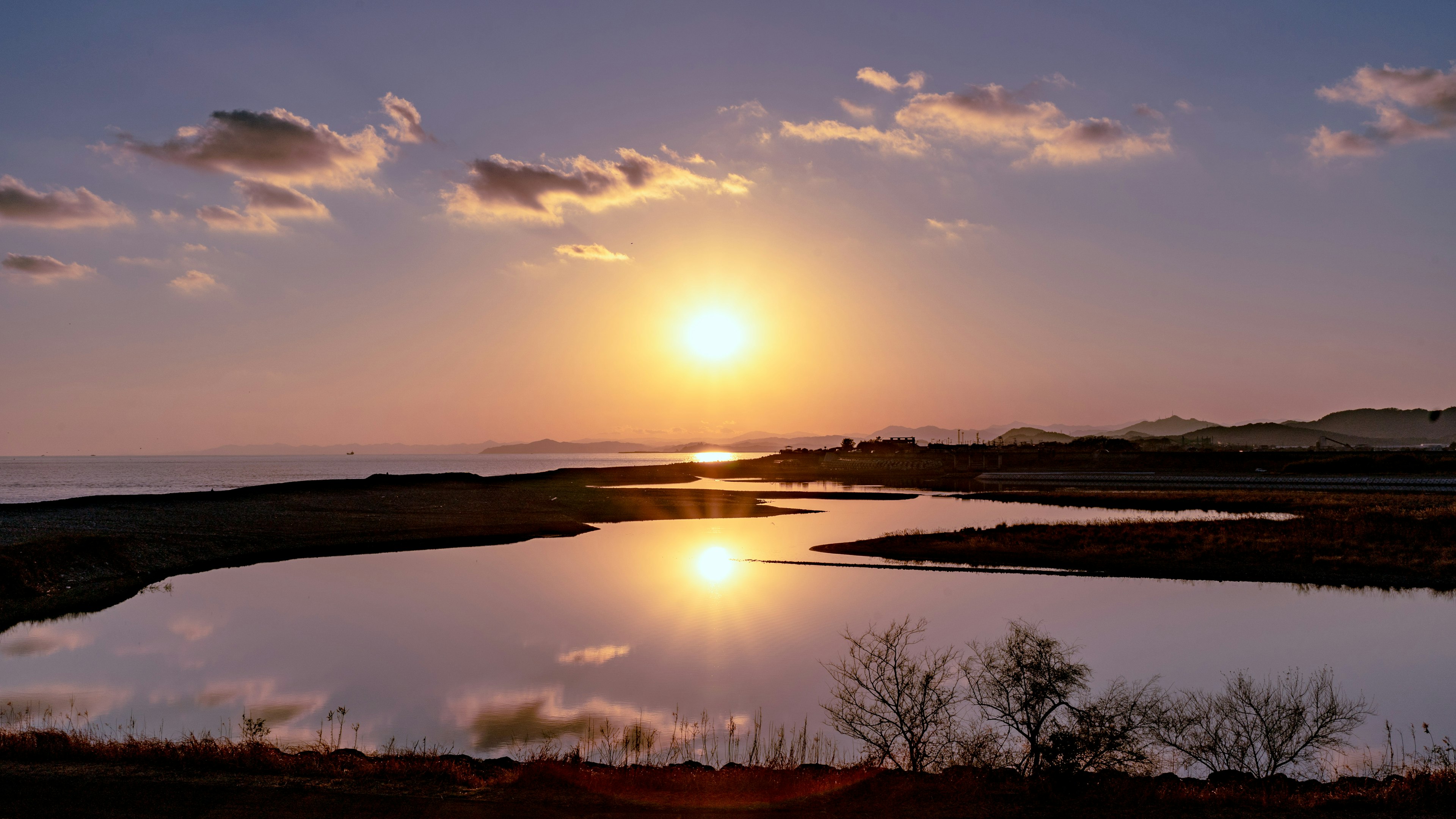 Schöne Reflexion des Sonnenuntergangs auf der Wasseroberfläche