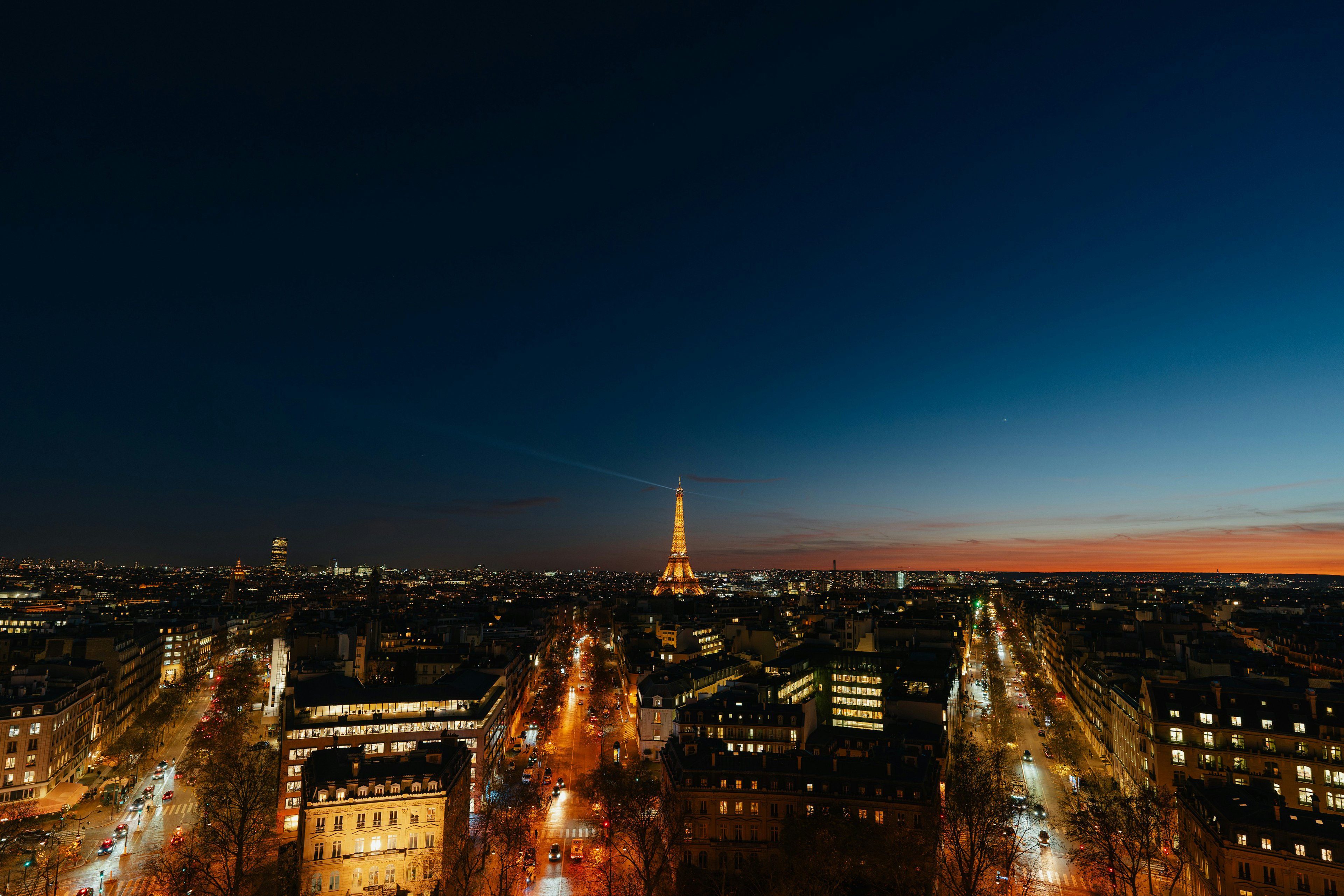 パリの夜景とエッフェル塔の美しい眺め