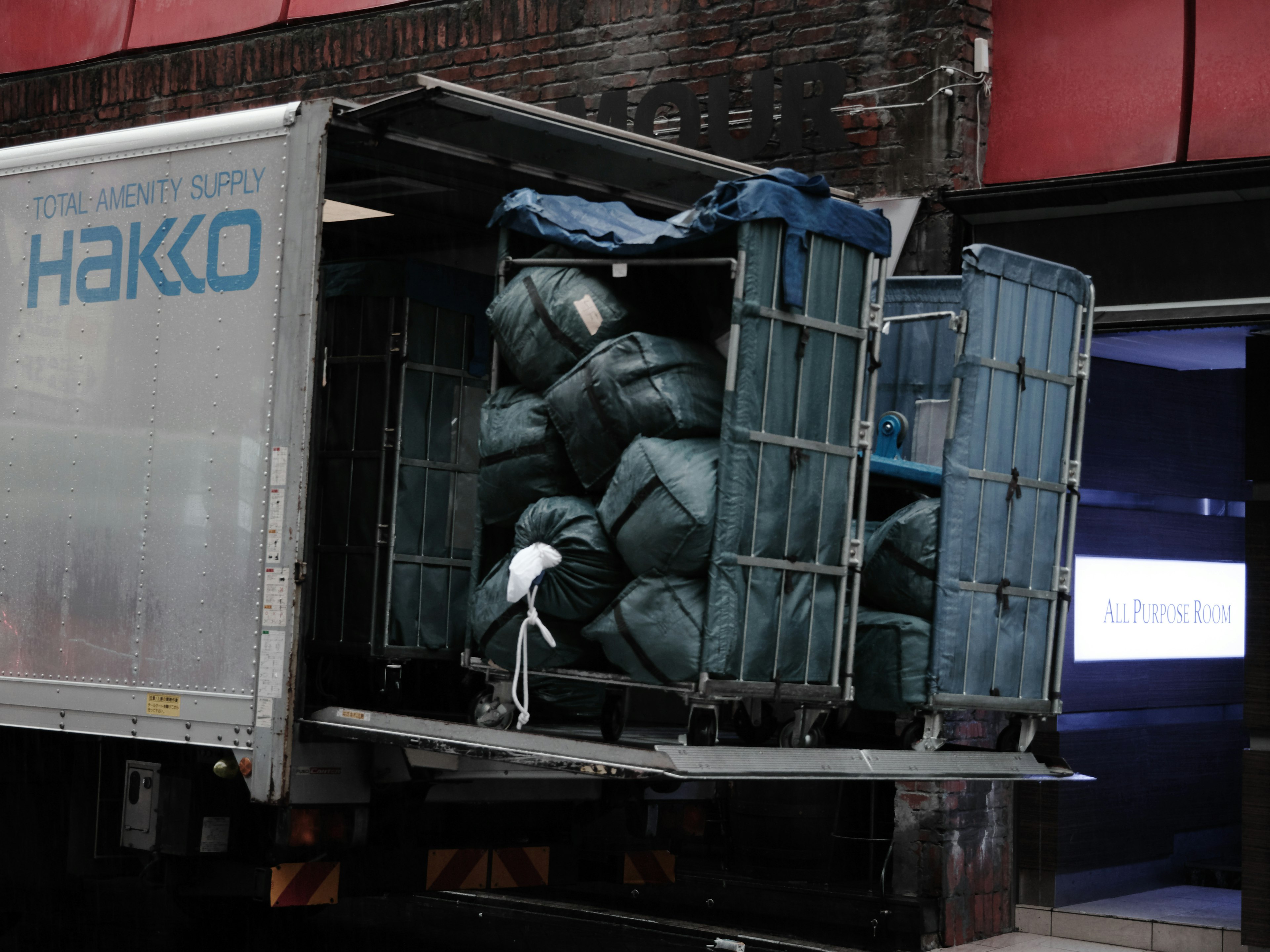 Camion HAKKO chargé de sacs bleus