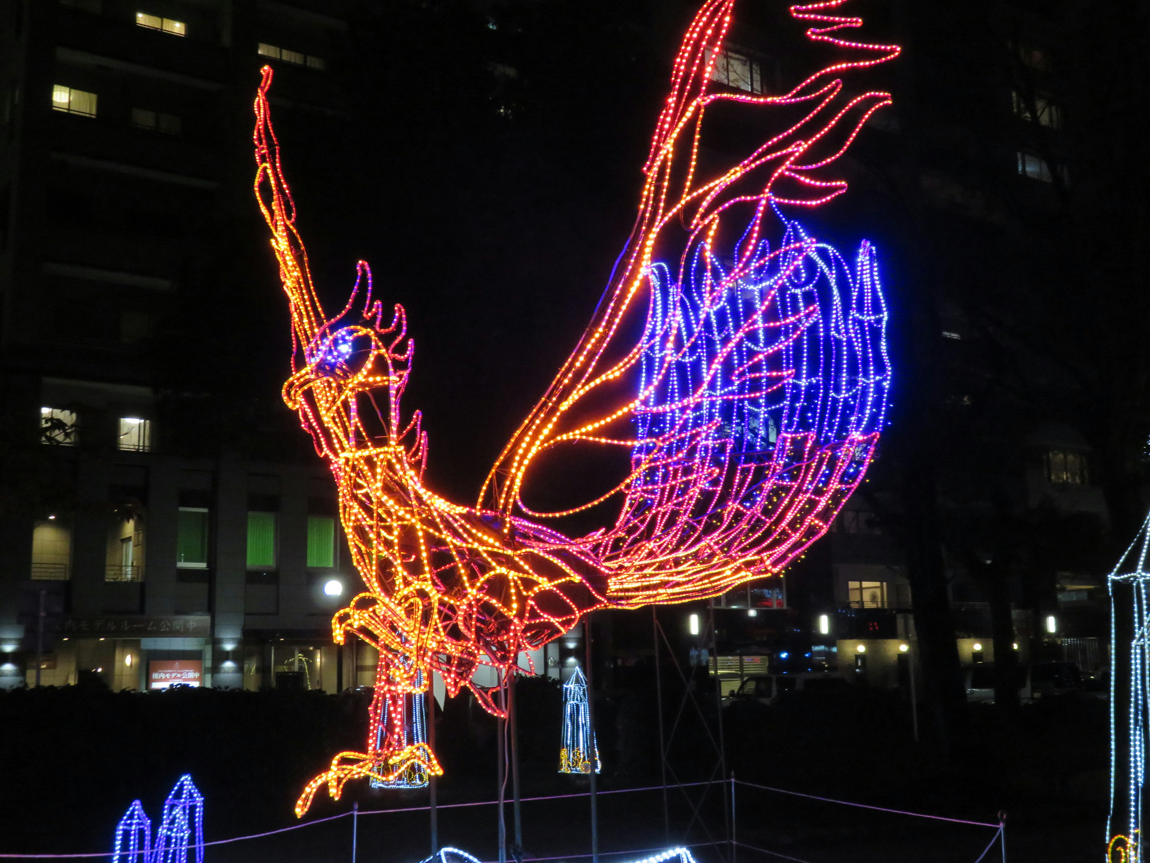 Patung burung besar yang diterangi dengan lampu berwarna-warni