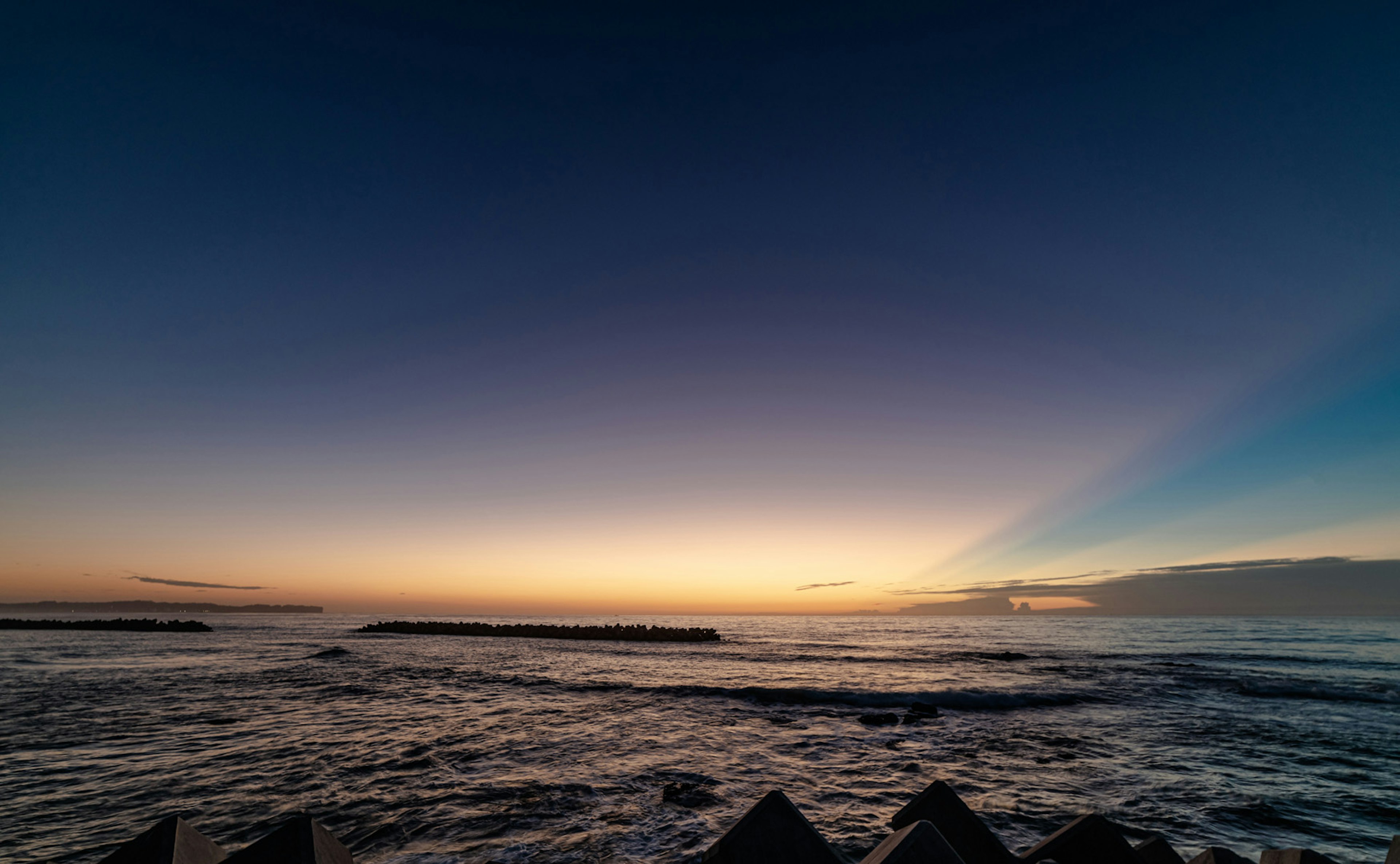 海と空の美しい夕暮れの風景波が穏やかに打ち寄せる