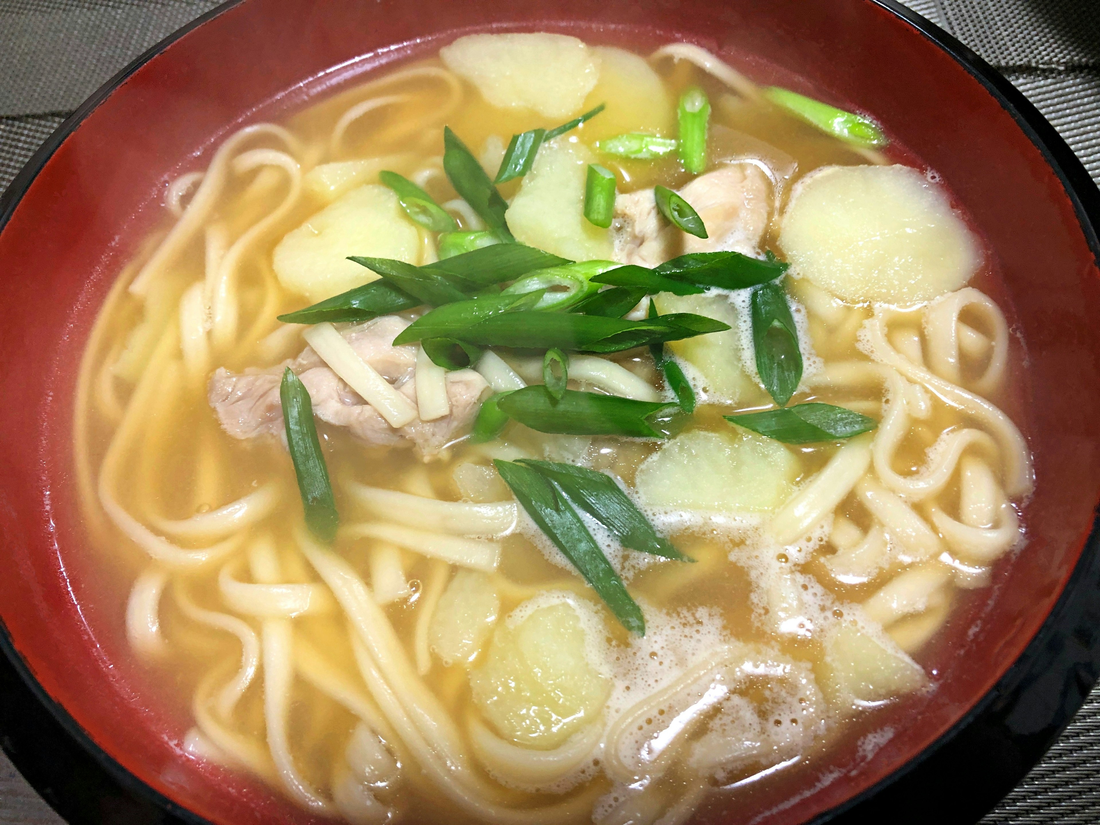 Soupe chaude avec des nouilles udon et du poulet