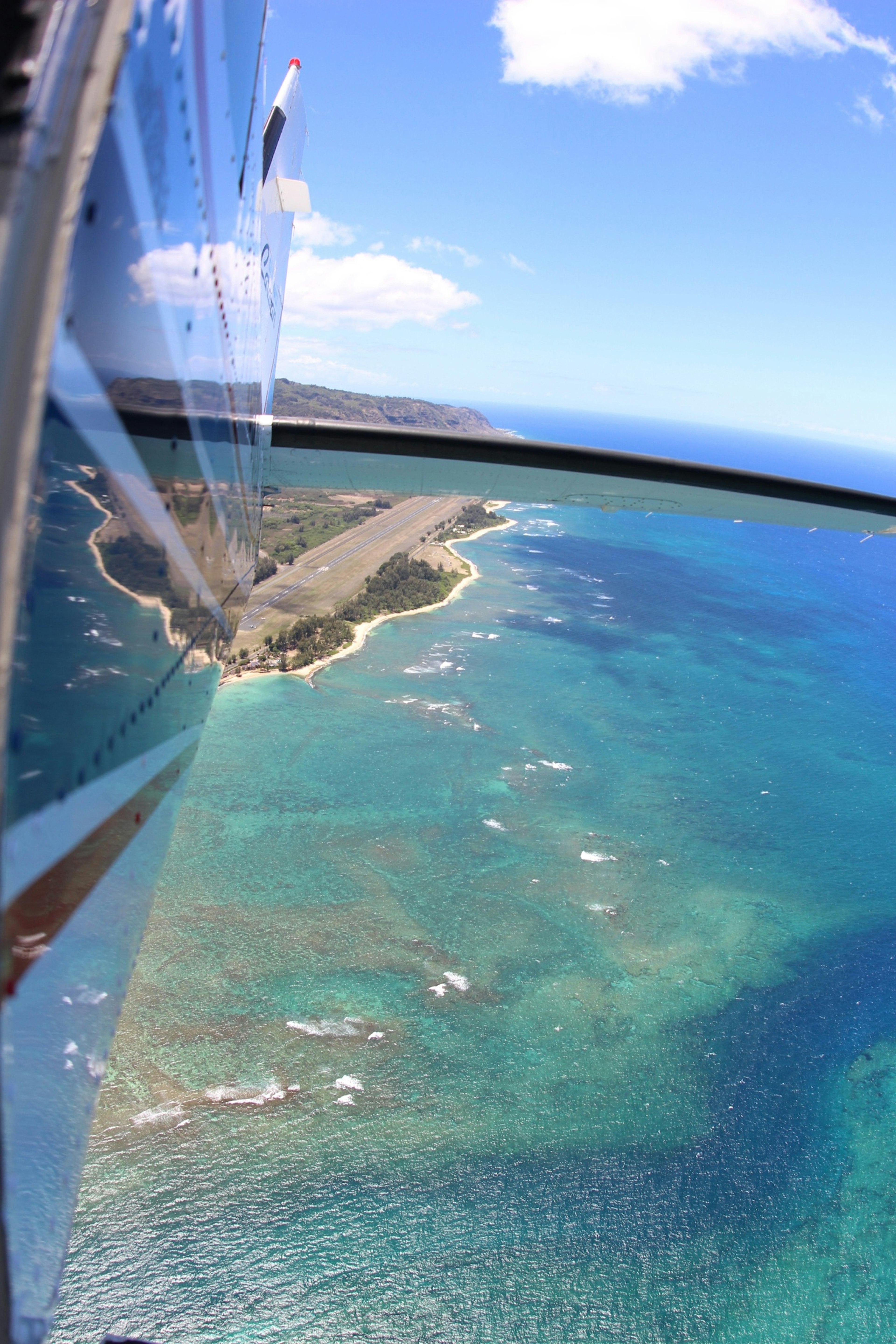 海の上からの空撮の風景　青い海とリーフのコントラスト