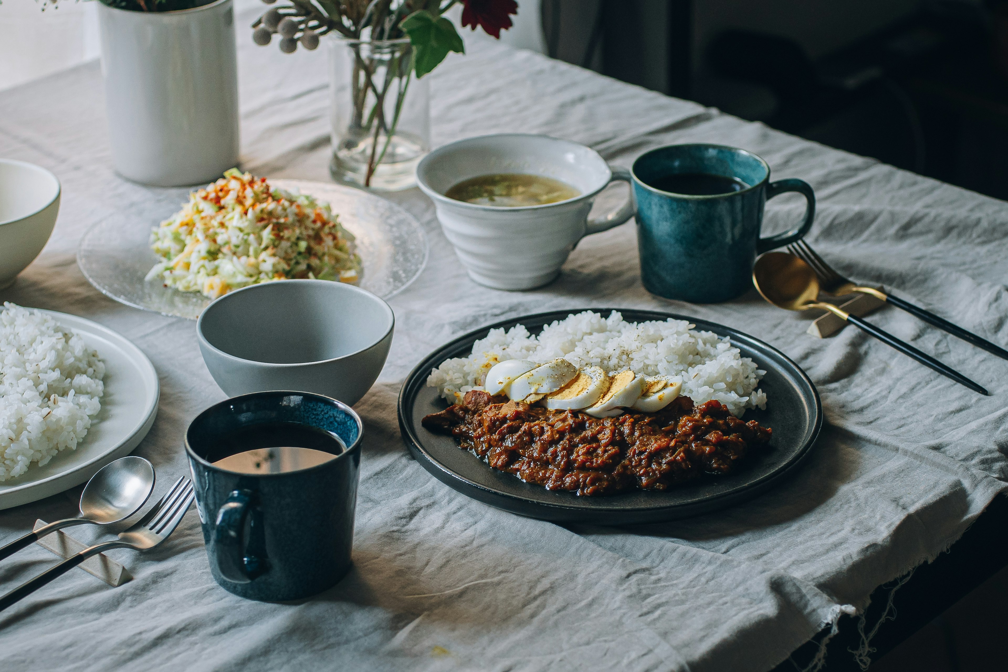 Une table dressée avec du riz et des plats d'accompagnement