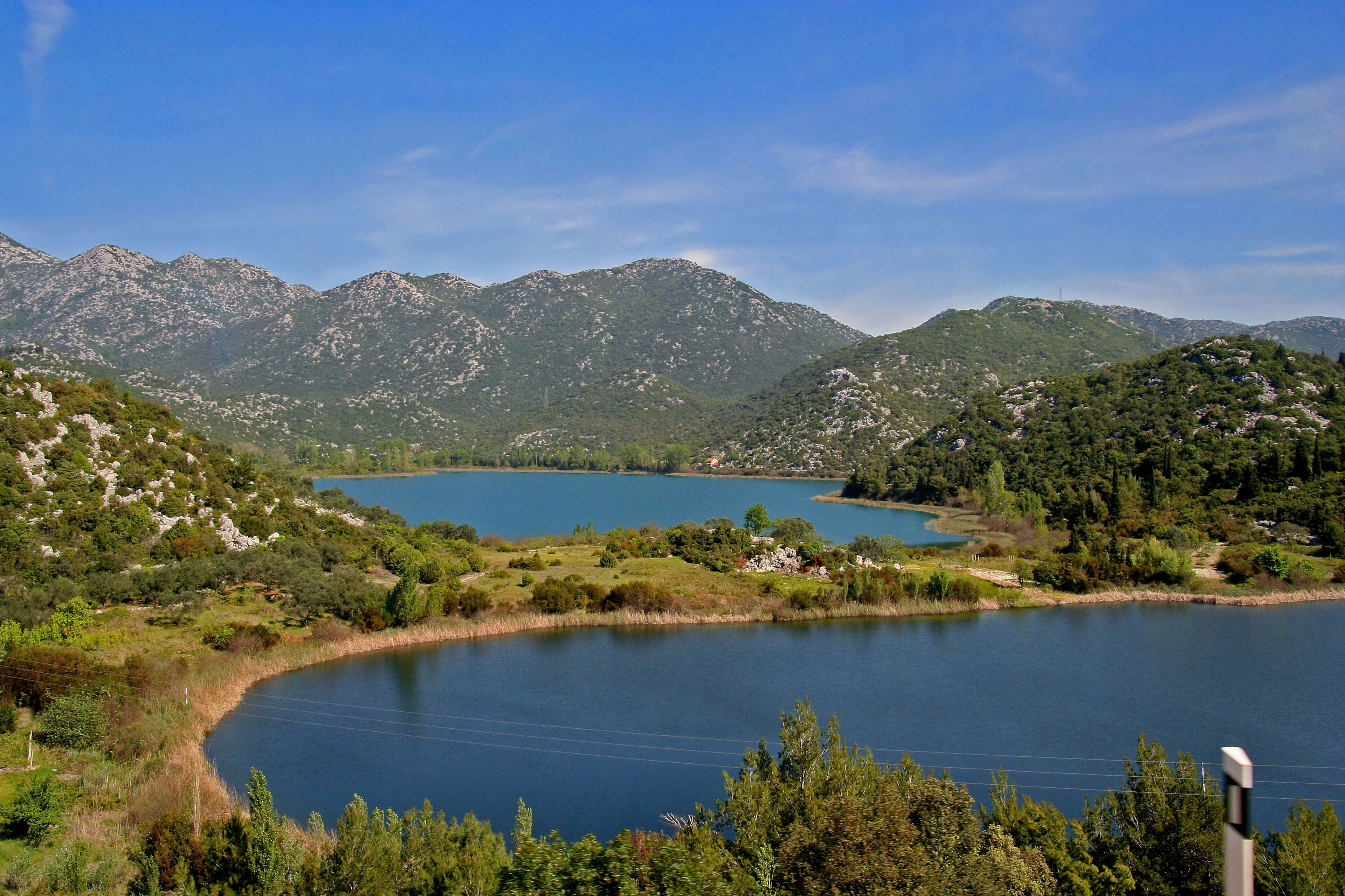 Vista panoramica di laghi blu circondati da montagne verdi