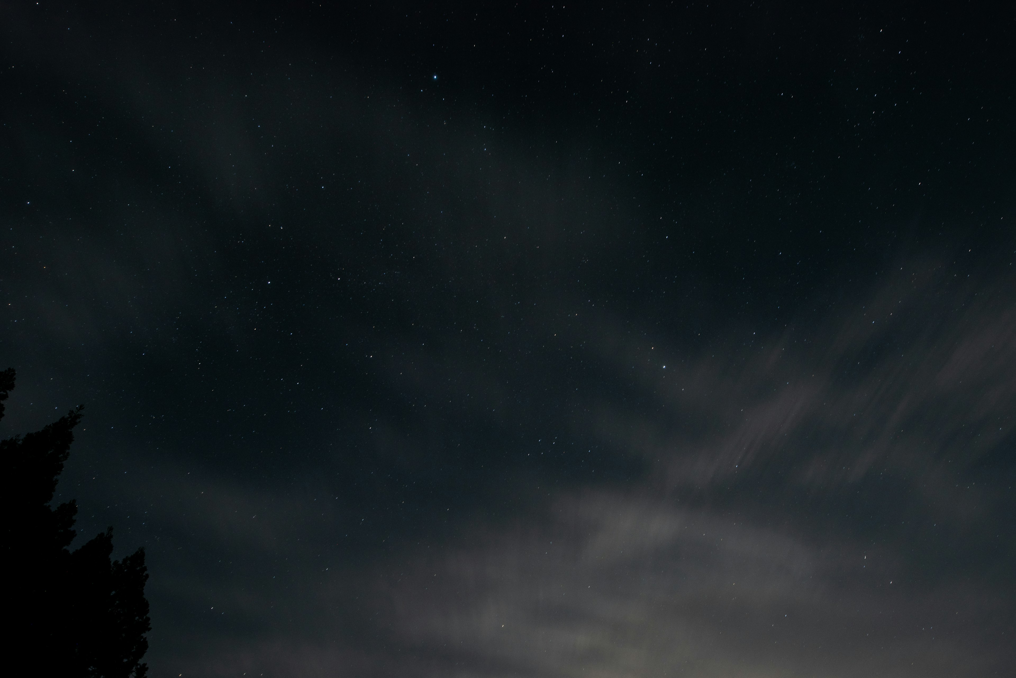 Cielo nocturno con estrellas y nubes