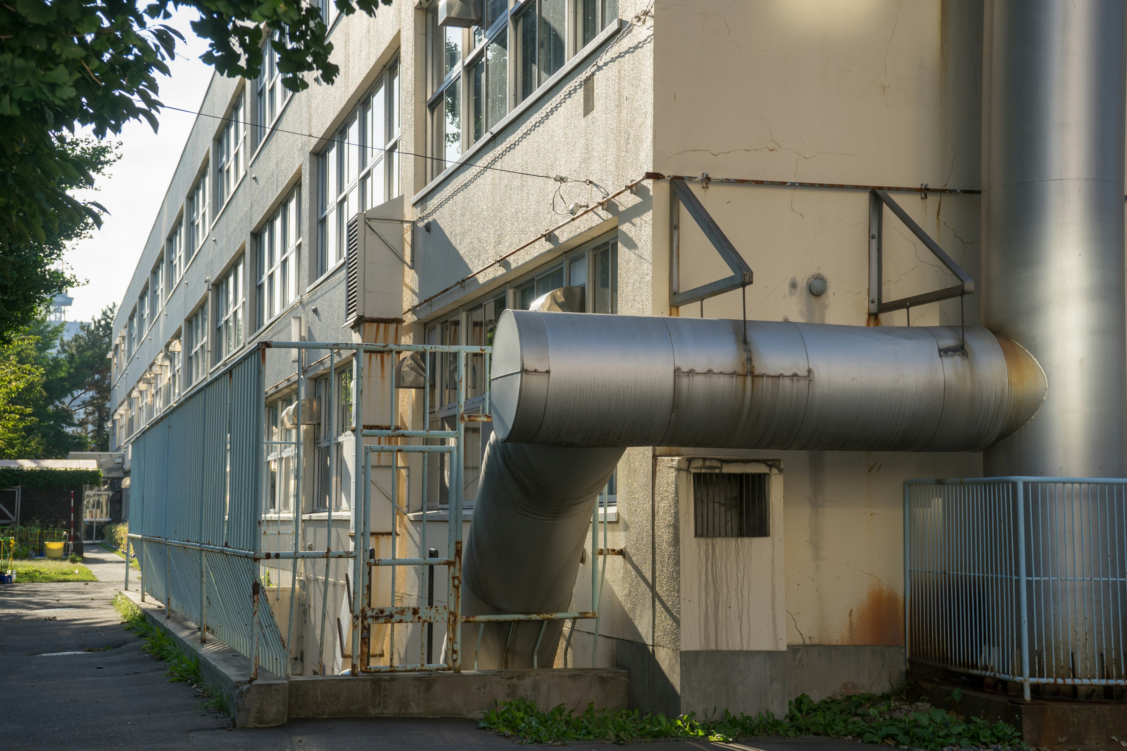 Vue extérieure d'une usine avec des tuyaux en métal