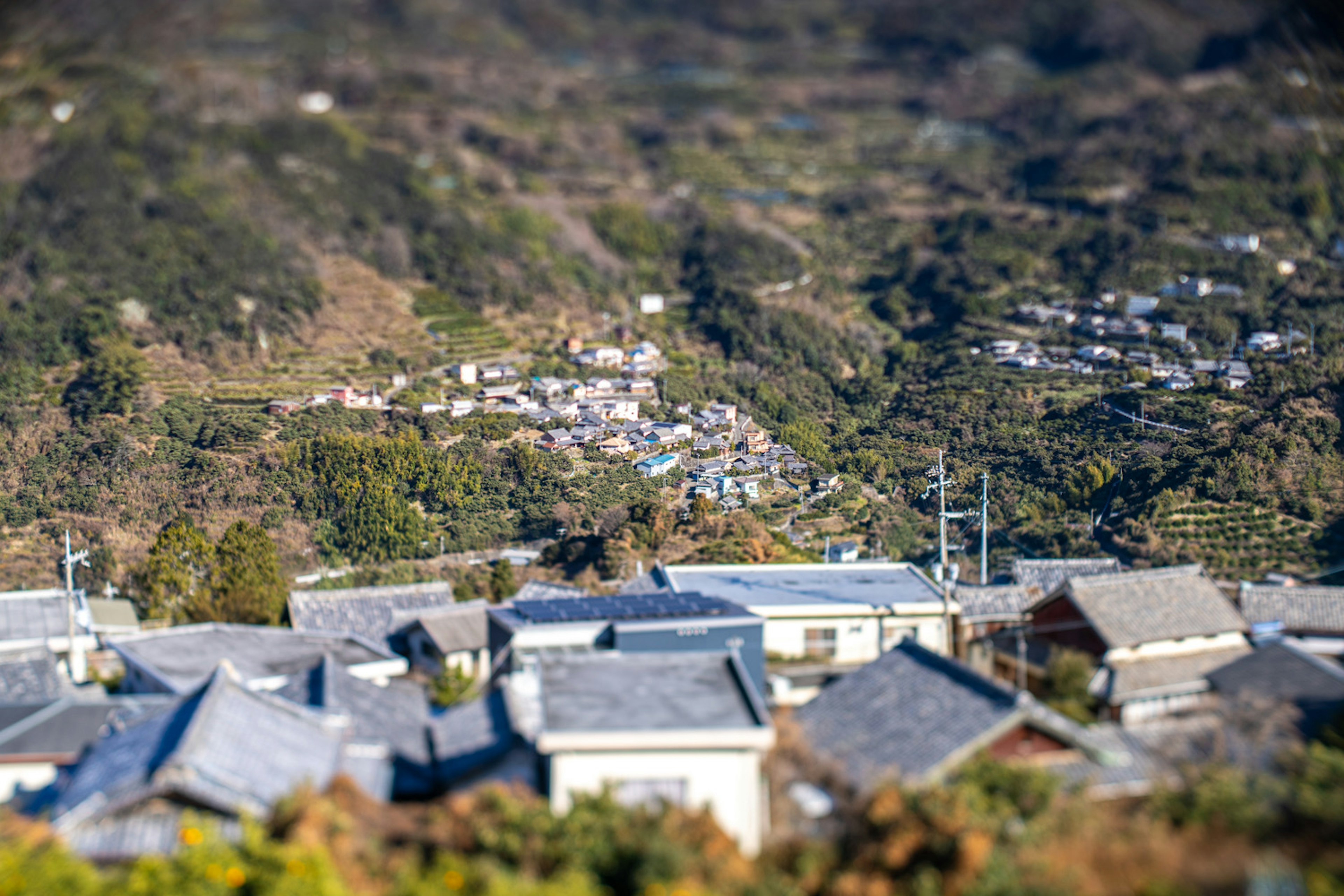 ぼんやりした山間の集落と屋根の風景