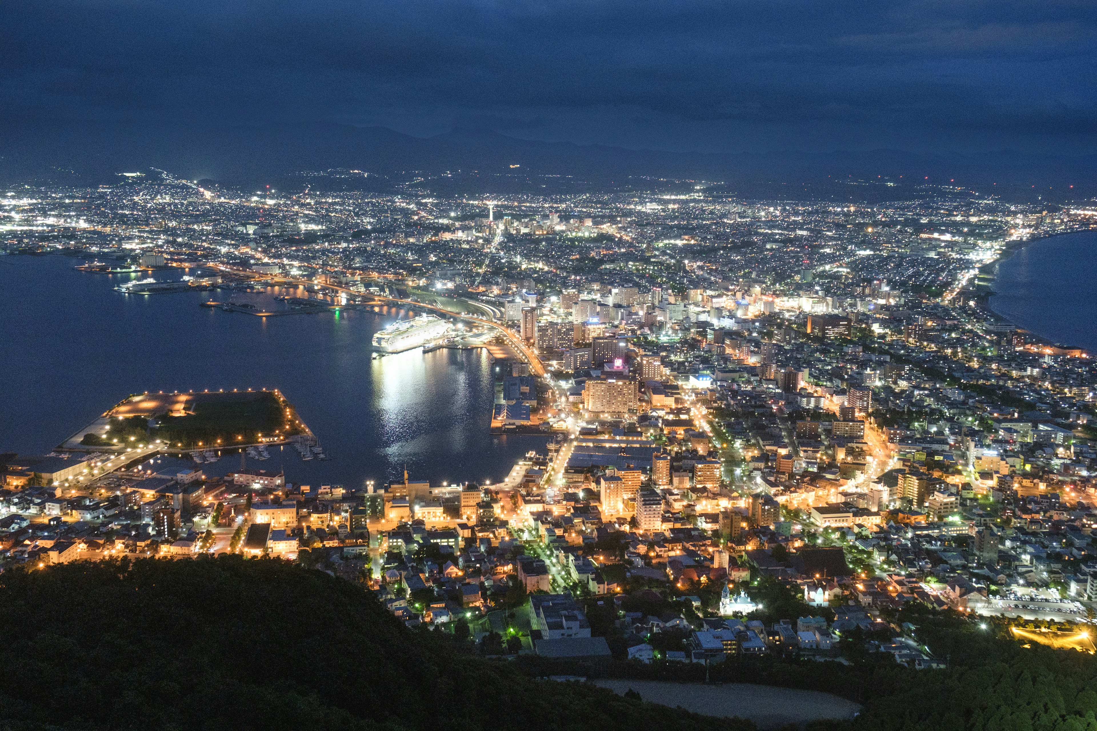 夜景の函館市の全景 港と街の明かりが美しく輝く