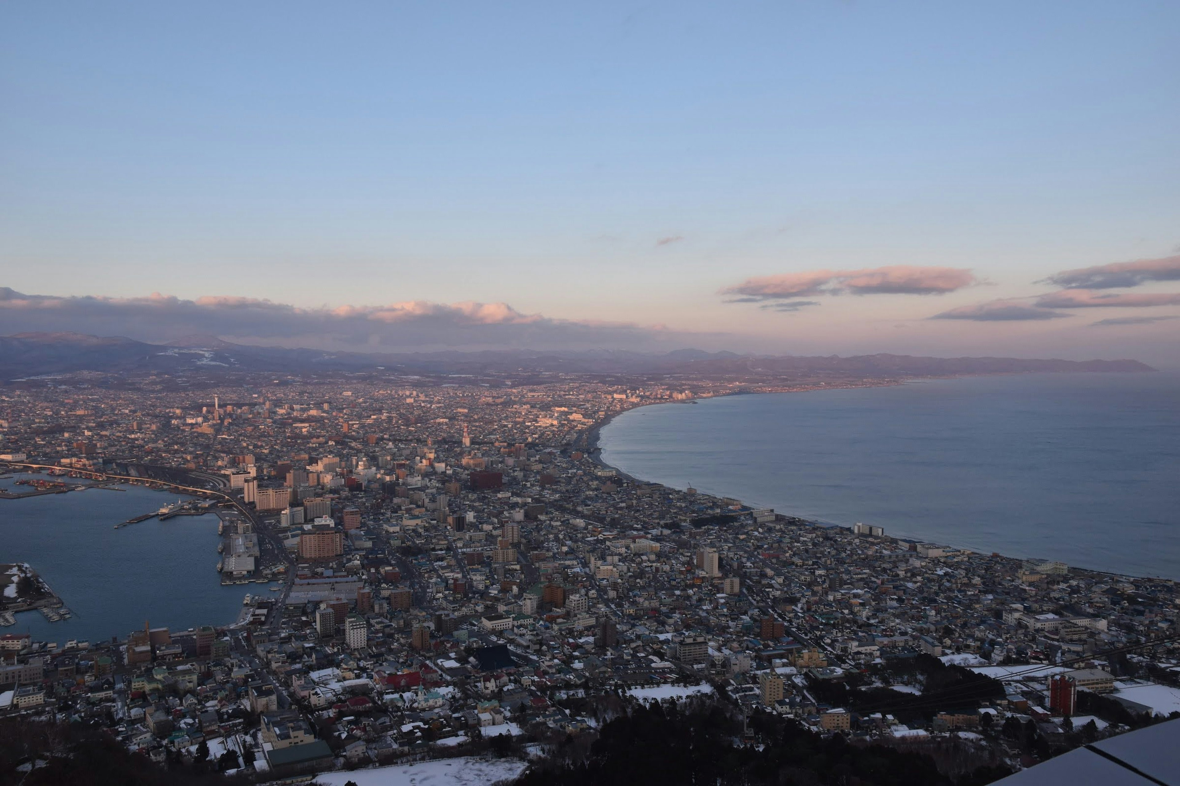 Eine wunderschöne Küstenstadtlandschaft bei Dämmerung mit Blick auf den Ozean