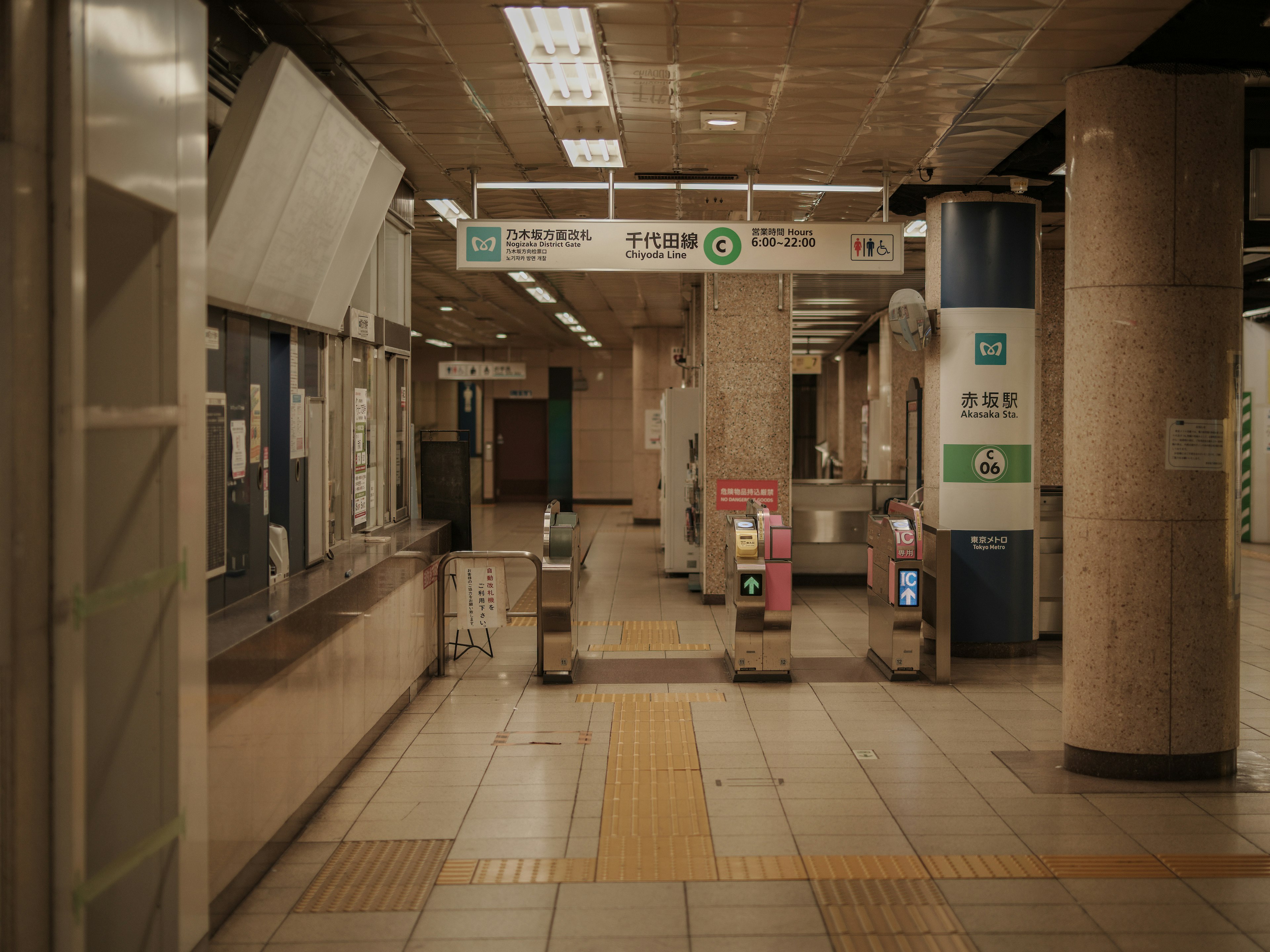 駅の改札口と券売機がある静かな地下鉄の風景