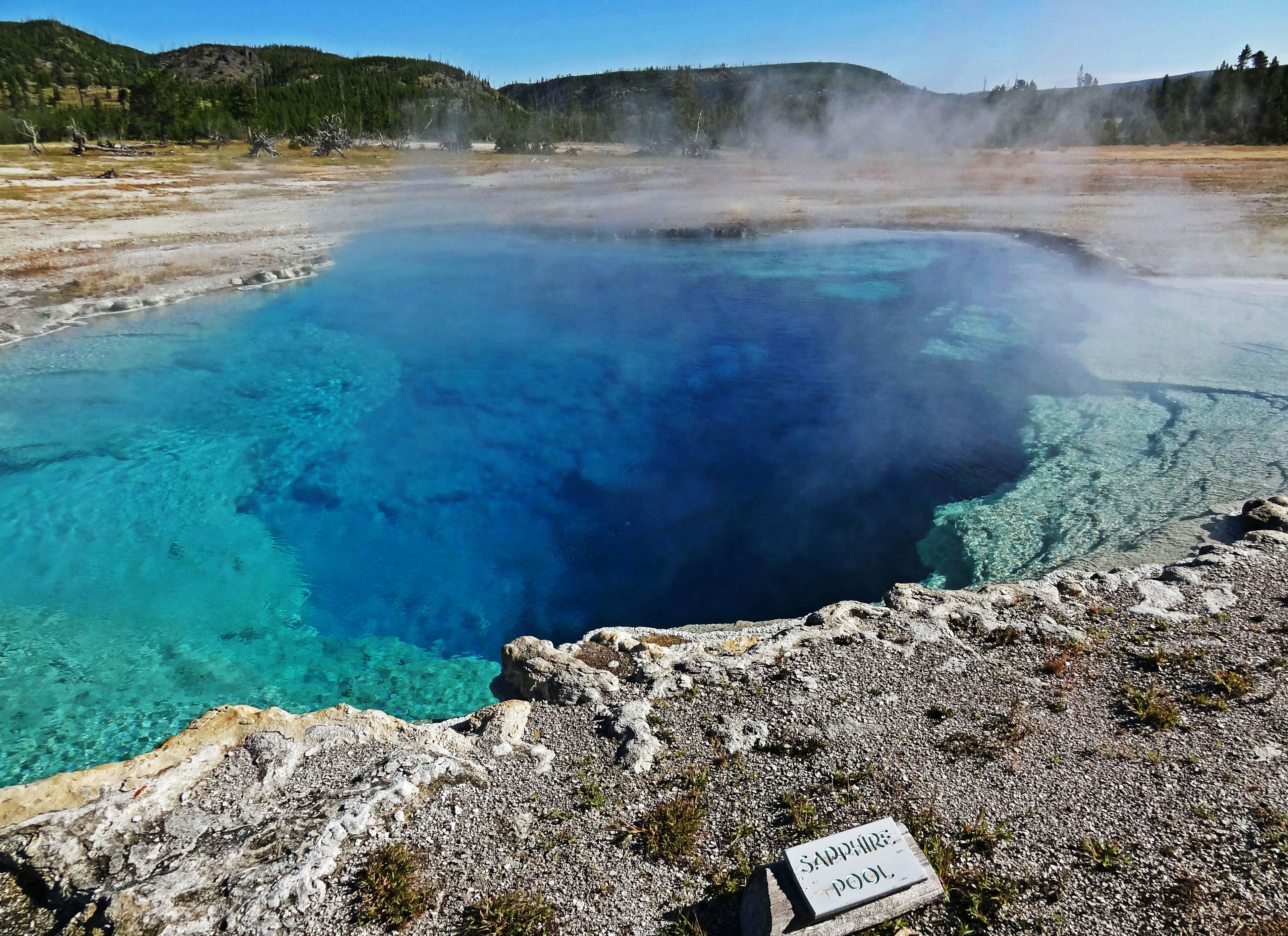 Vista vibrante de un manantial caliente azul en el Parque Nacional Yellowstone