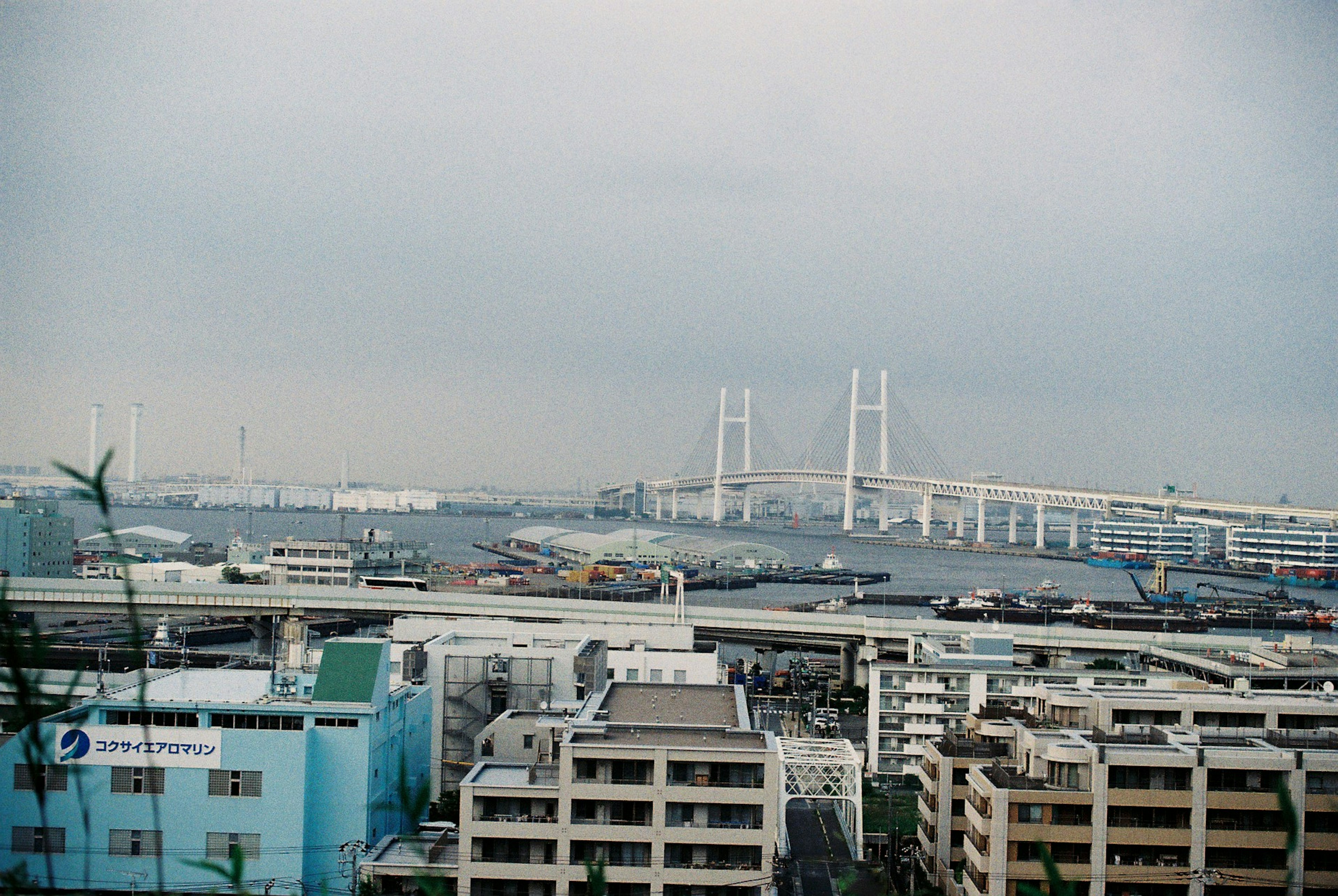 ทิวทัศน์เมืองที่มีท่าเรือโยโกฮาม่าและสะพานเบย์