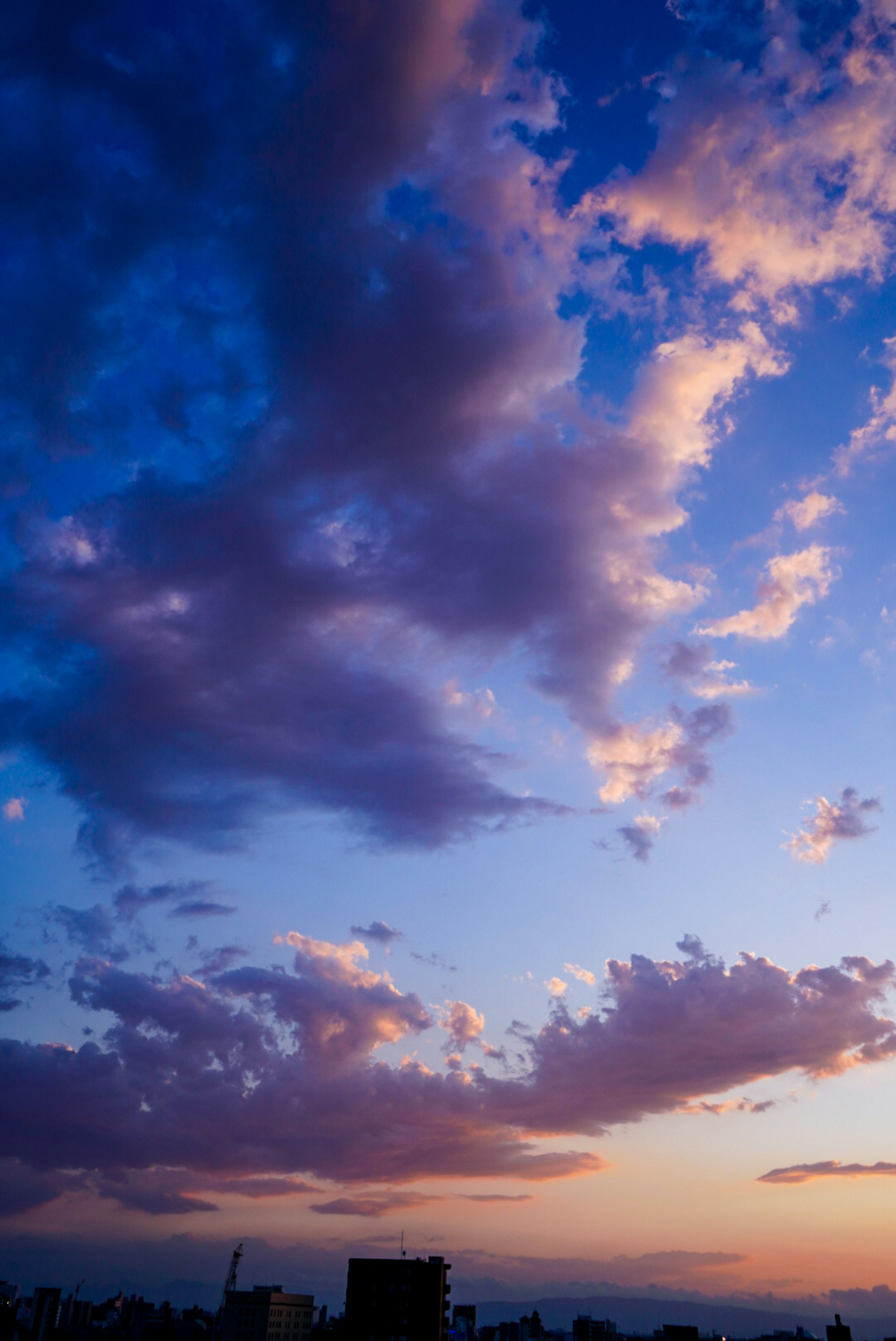 美しい夕焼けの空に色とりどりの雲が広がる