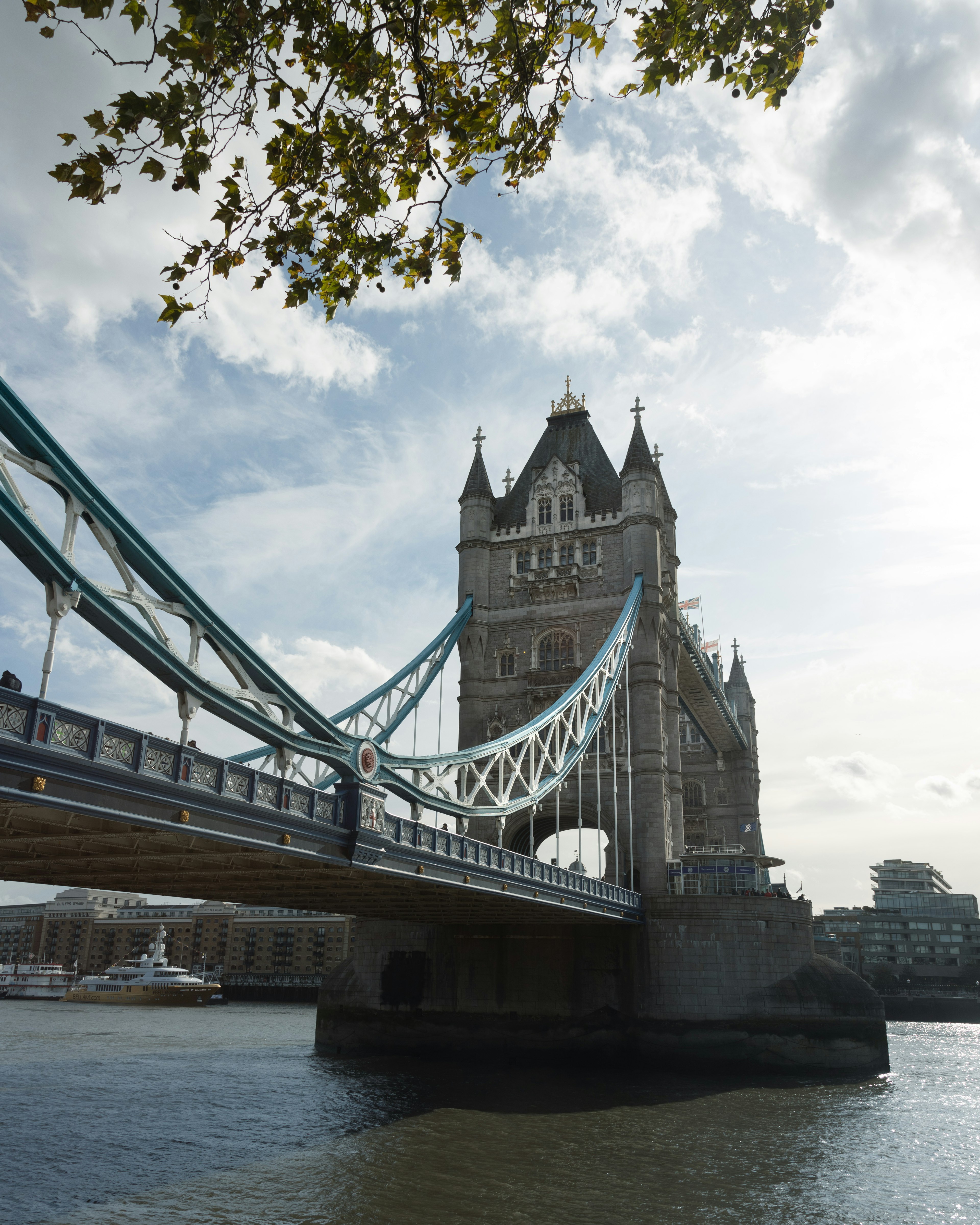 Vue du Tower Bridge à Londres avec un ciel bleu et des nuages