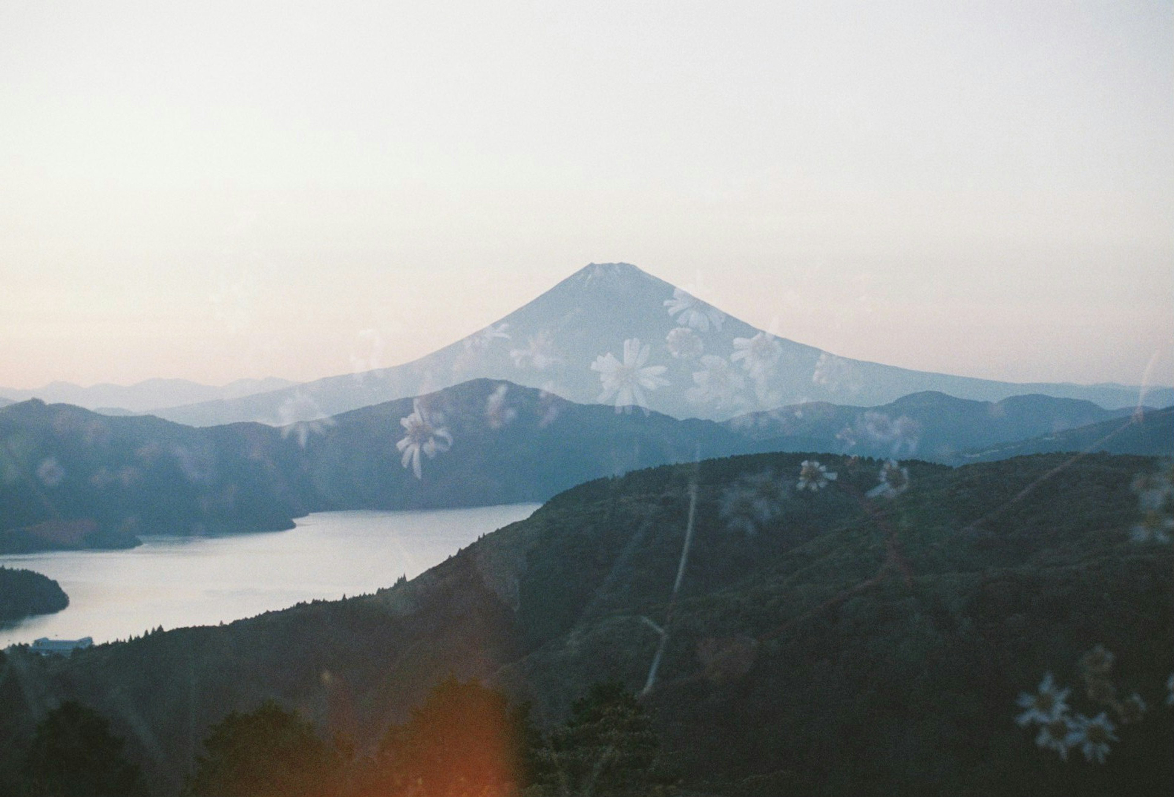 山和湖的风景 温柔的日出光照亮山