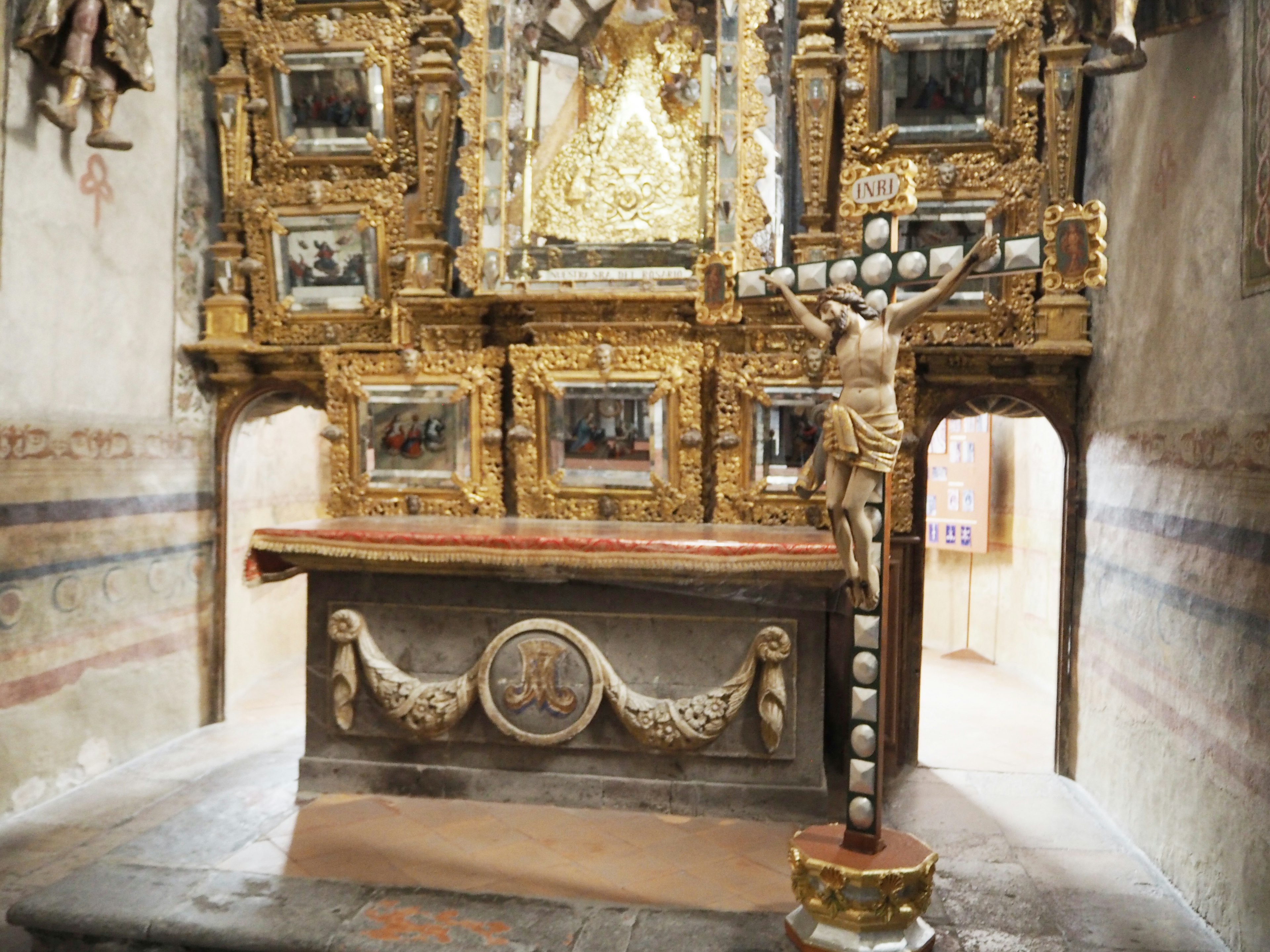 Interior gereja dengan altar yang dihias dan salib