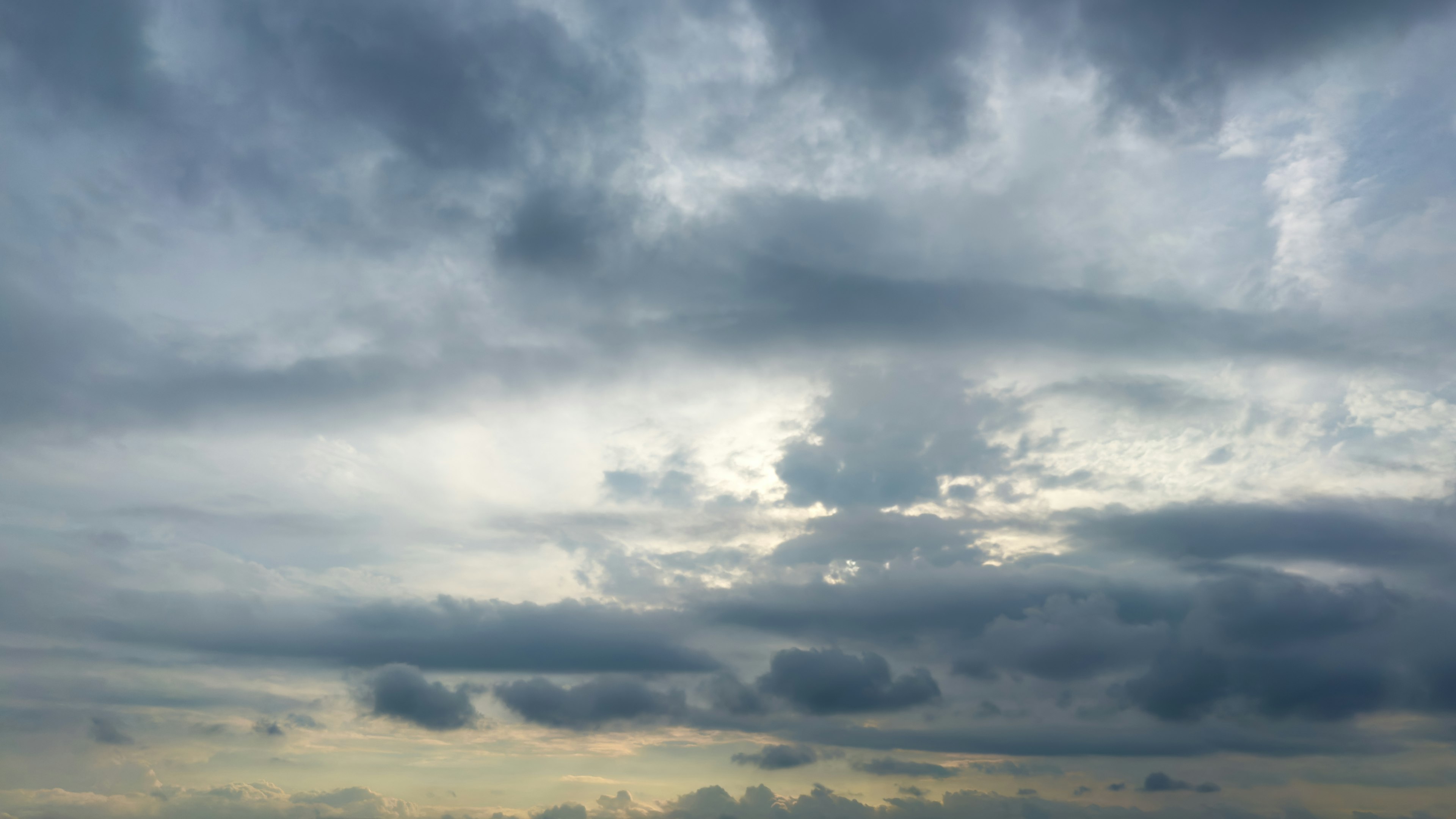 Bewölkter Himmel mit grauen Wolken und sanftem Licht