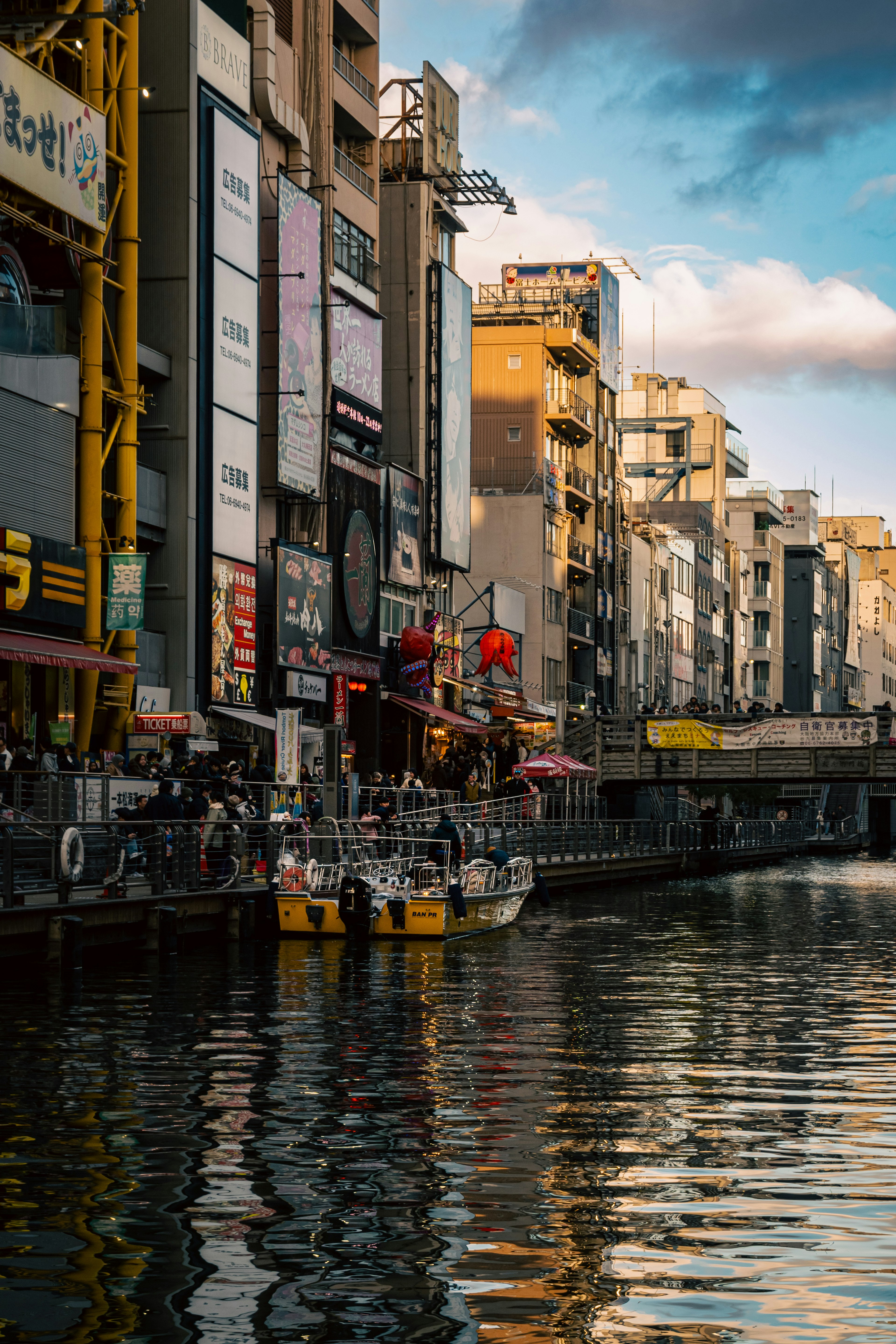 Scena urbana lungo il fiume con edifici che si riflettono sull'acqua atmosfera serale e luci