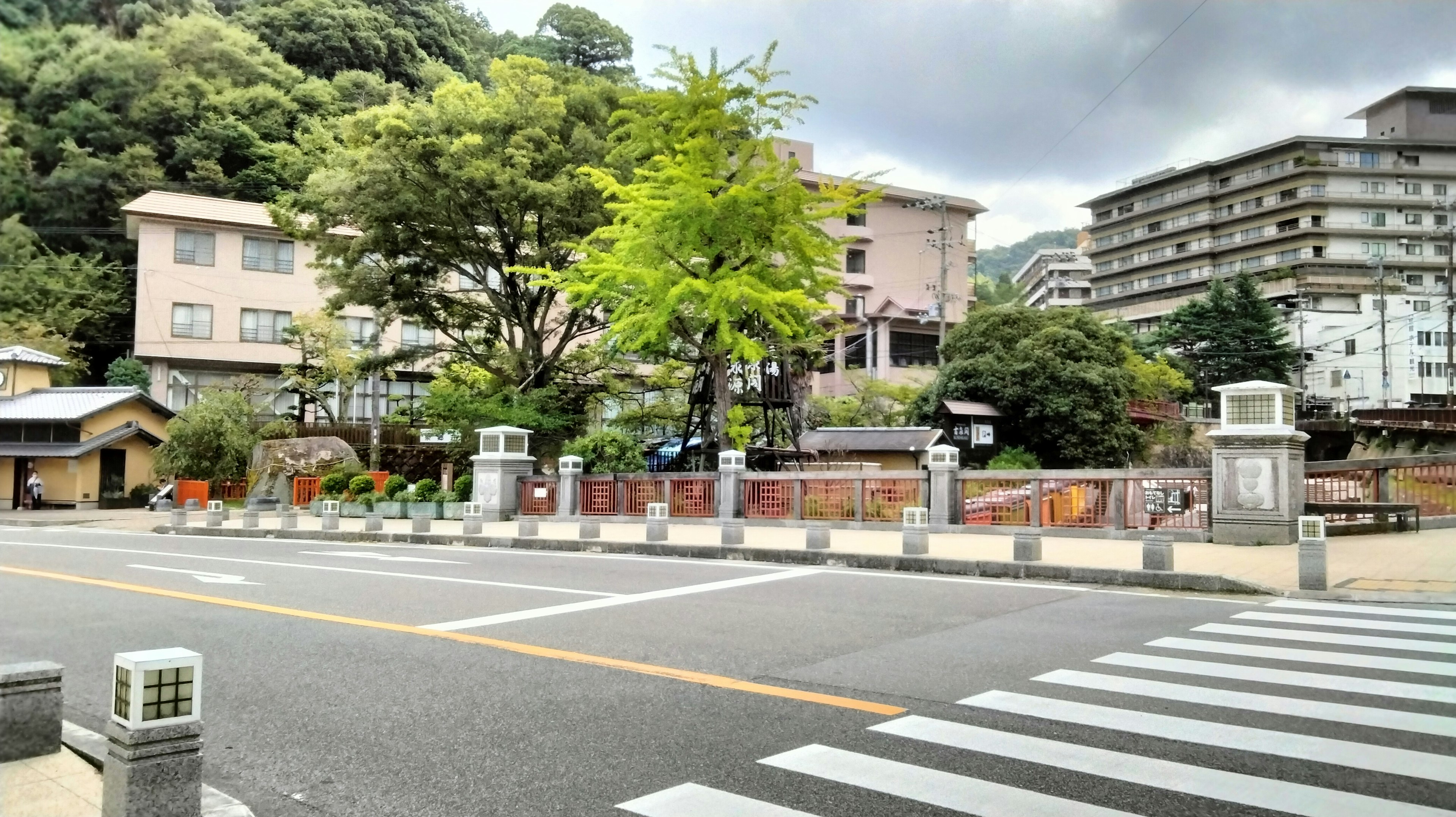 Vue d'un carrefour avec un hôtel et des arbres verts