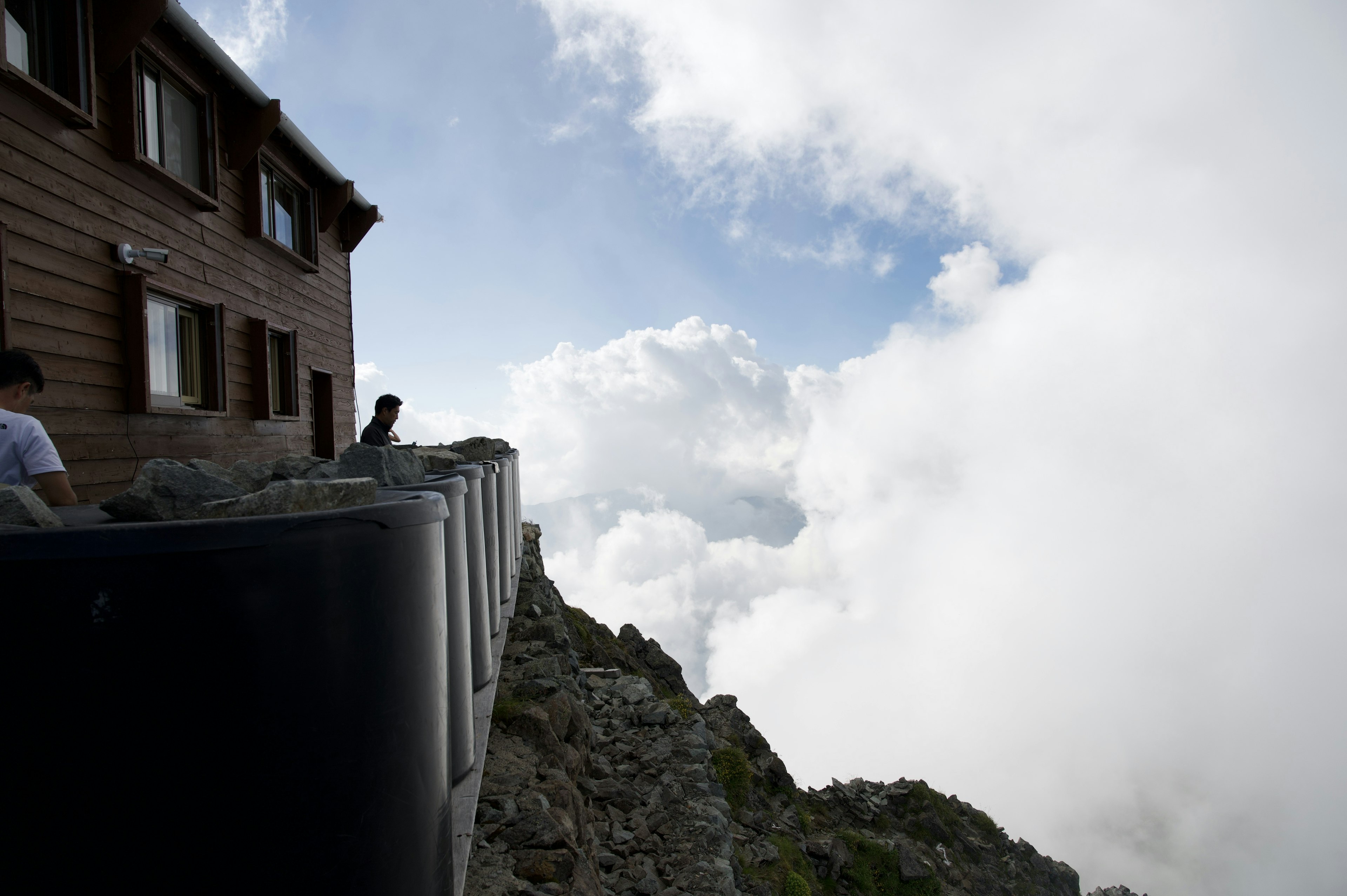 雲海を背景にした山小屋の風景