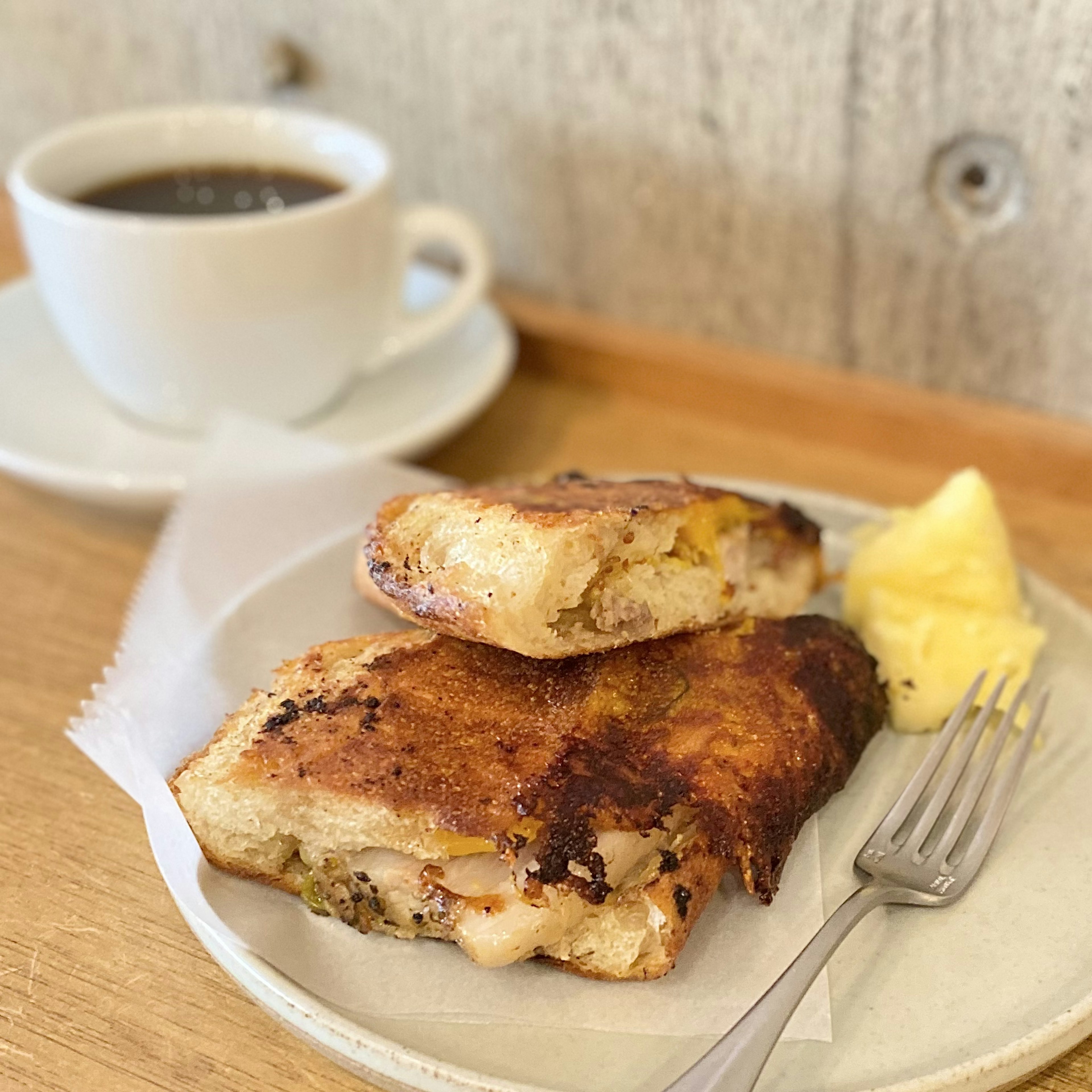 Frühstücksteller mit gerösteten Pfannkuchen und Kaffee