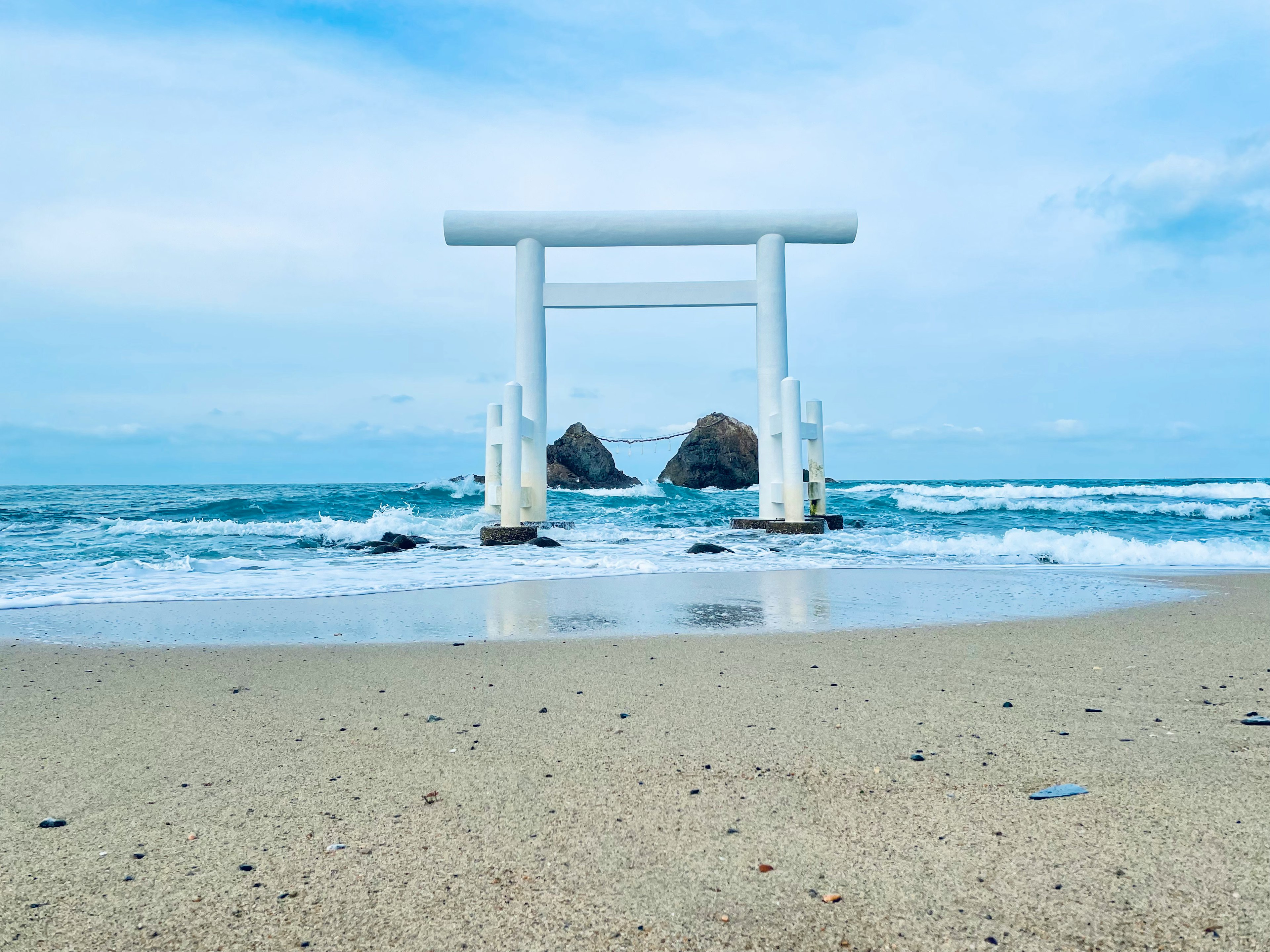 白色鳥居和海洋風景 沙灘上的鳥居 藍天和海浪