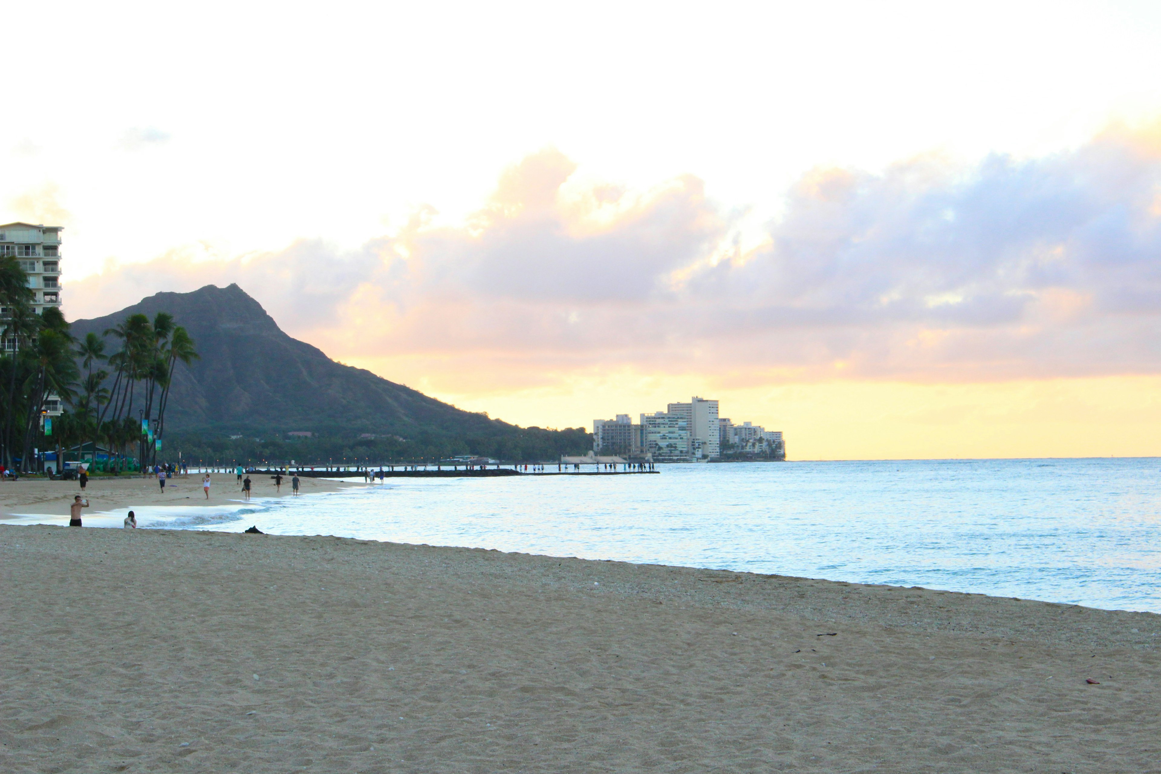 Vue du coucher de soleil sur la plage de Waikiki avec Diamond Head en arrière-plan