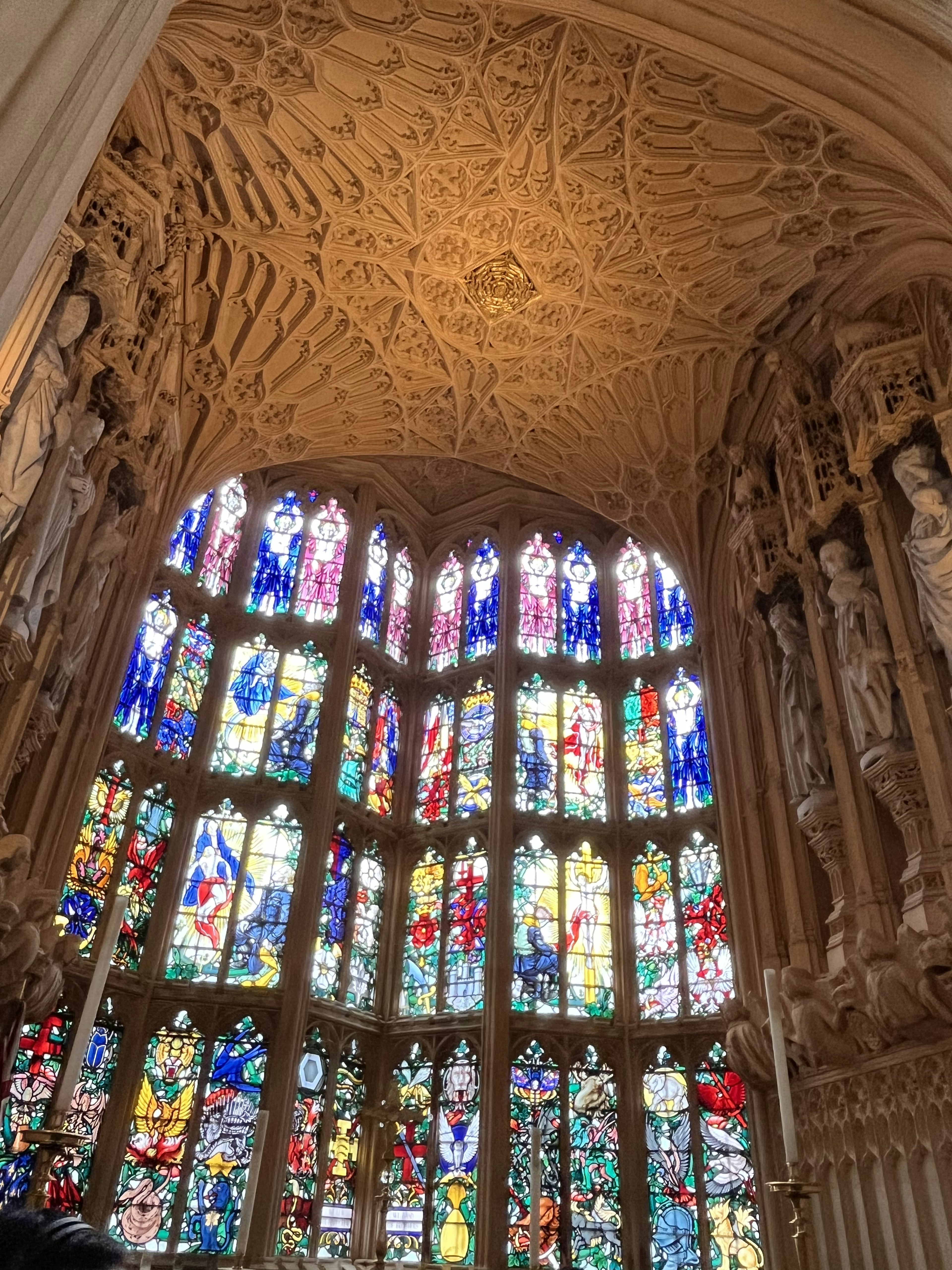 Innenraum einer Kirche mit schönen Buntglasfenstern und kunstvollen Deckenverzierungen