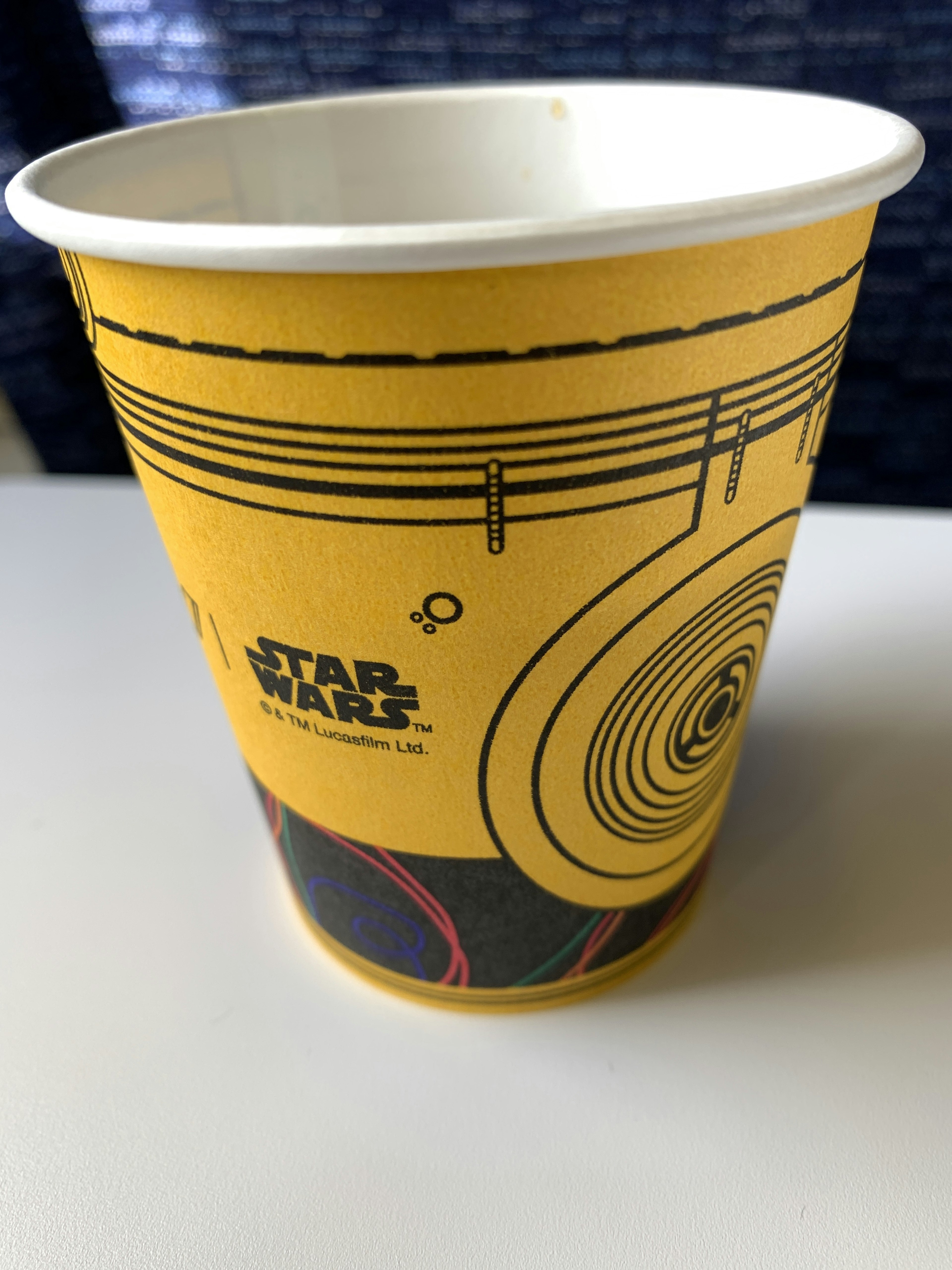 スターウォーズのデザインが施された黄色いカップ