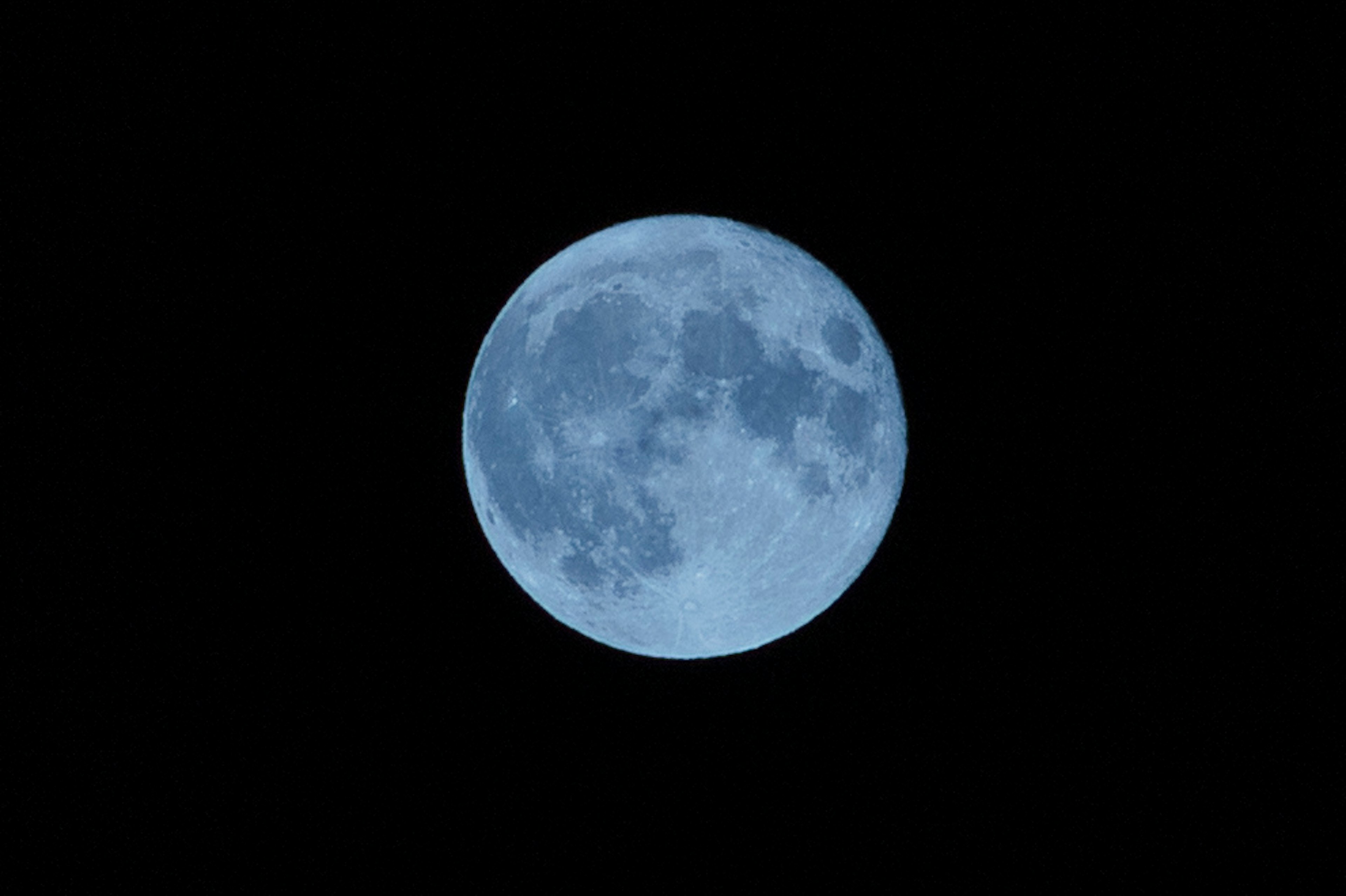 Blaue Mond vor dunklem Hintergrund