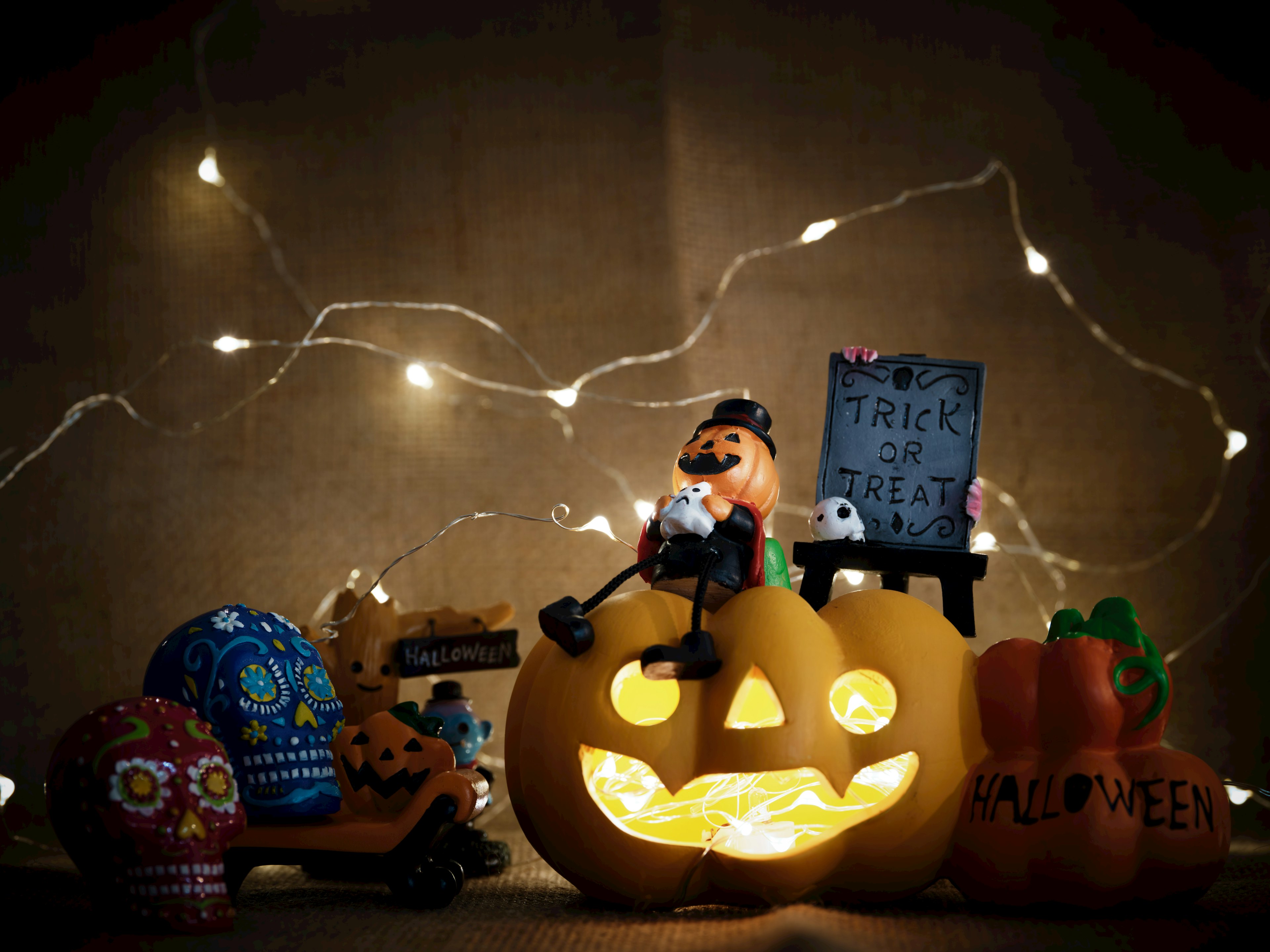 Decoraciones de Halloween con calabazas coloridas y un jack-o'-lantern sonriente