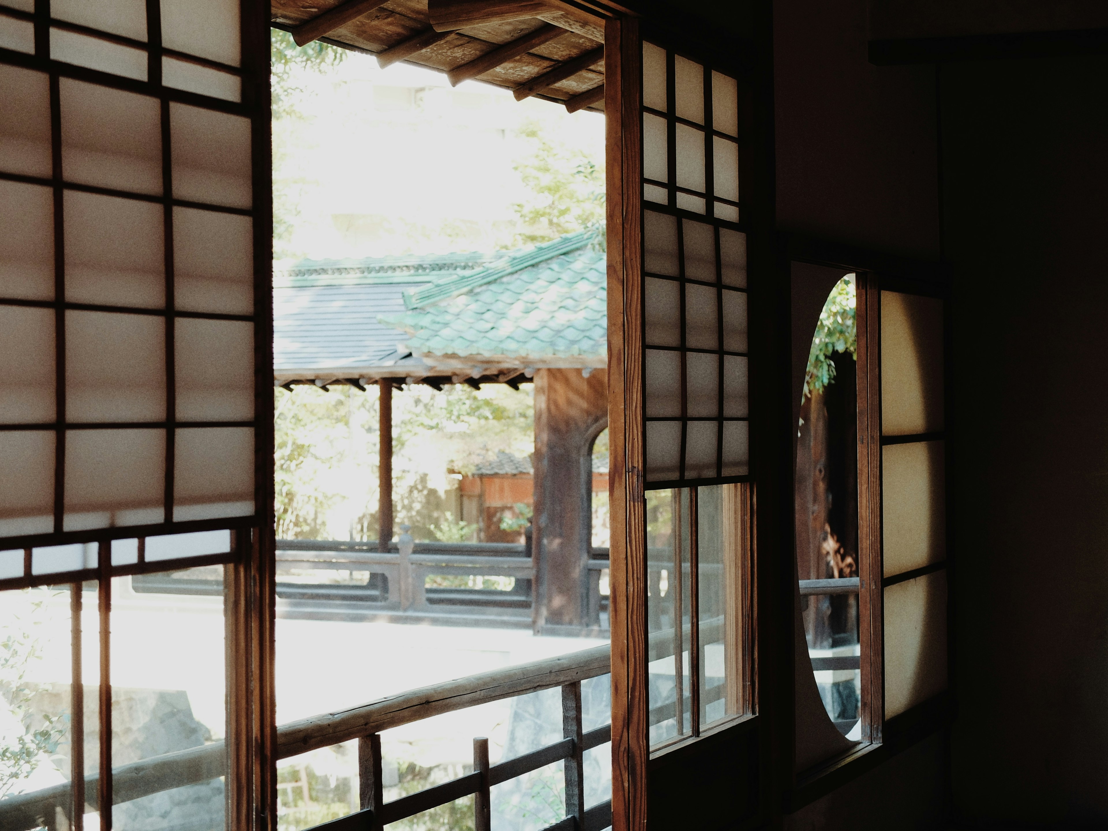 Vue à travers des fenêtres japonaises traditionnelles montrant un jardin paisible