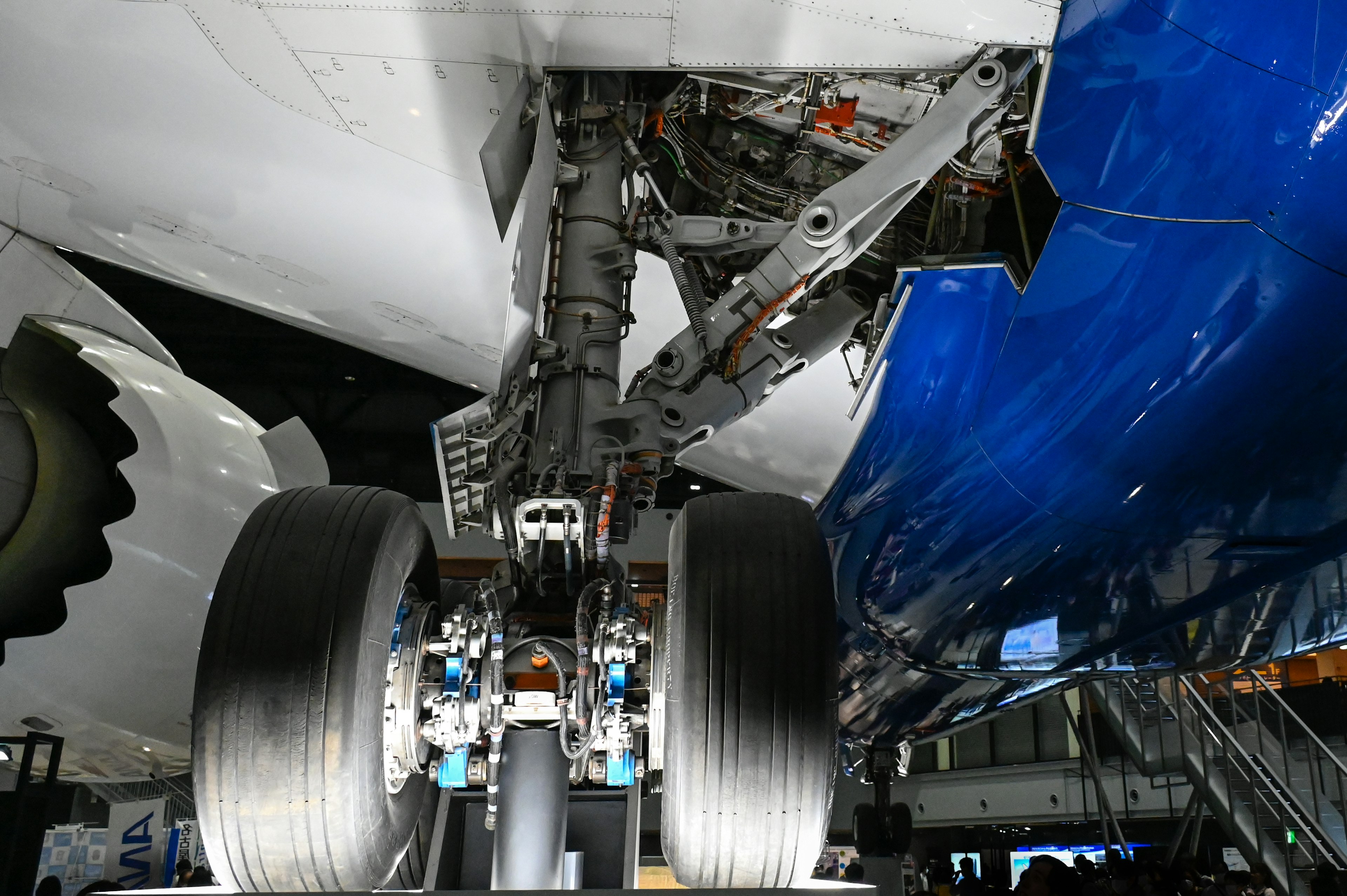 Vista dettagliata del carrello principale e della struttura del motore di un aereo