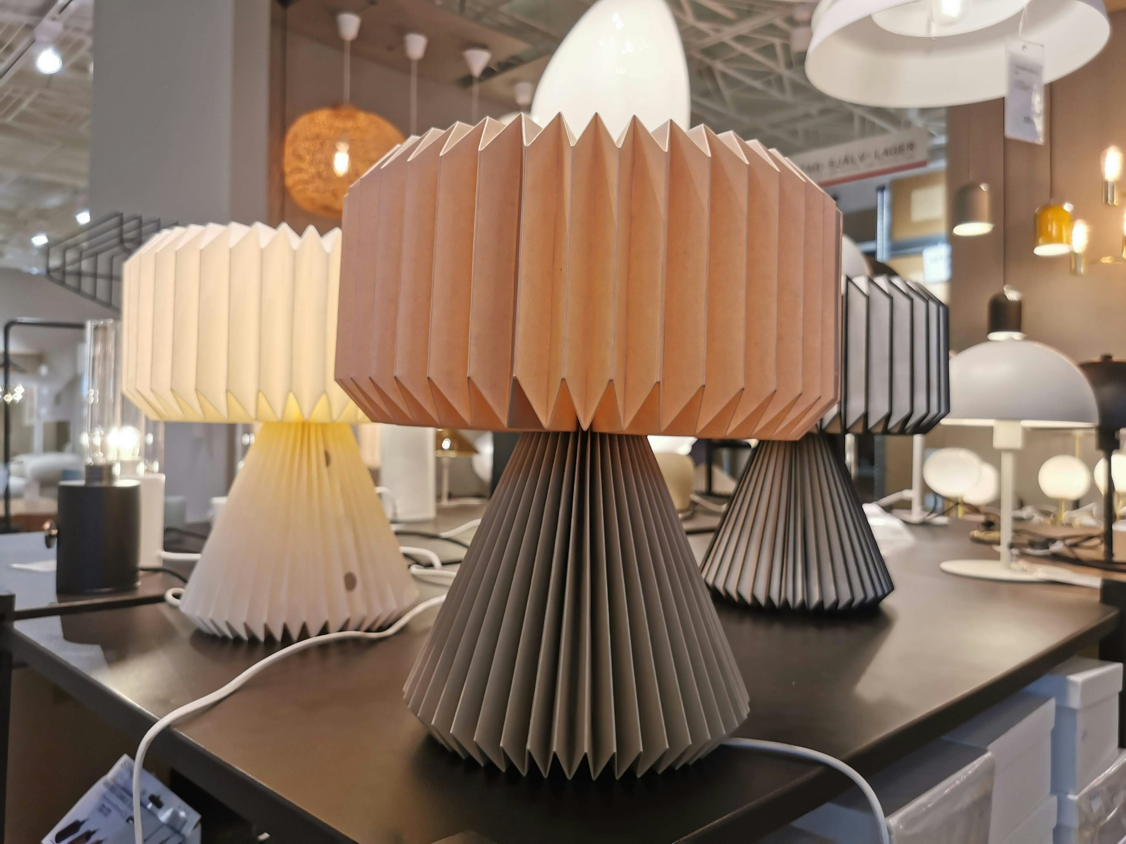 Lampes élégantes avec des abat-jours plissés exposées sur une table