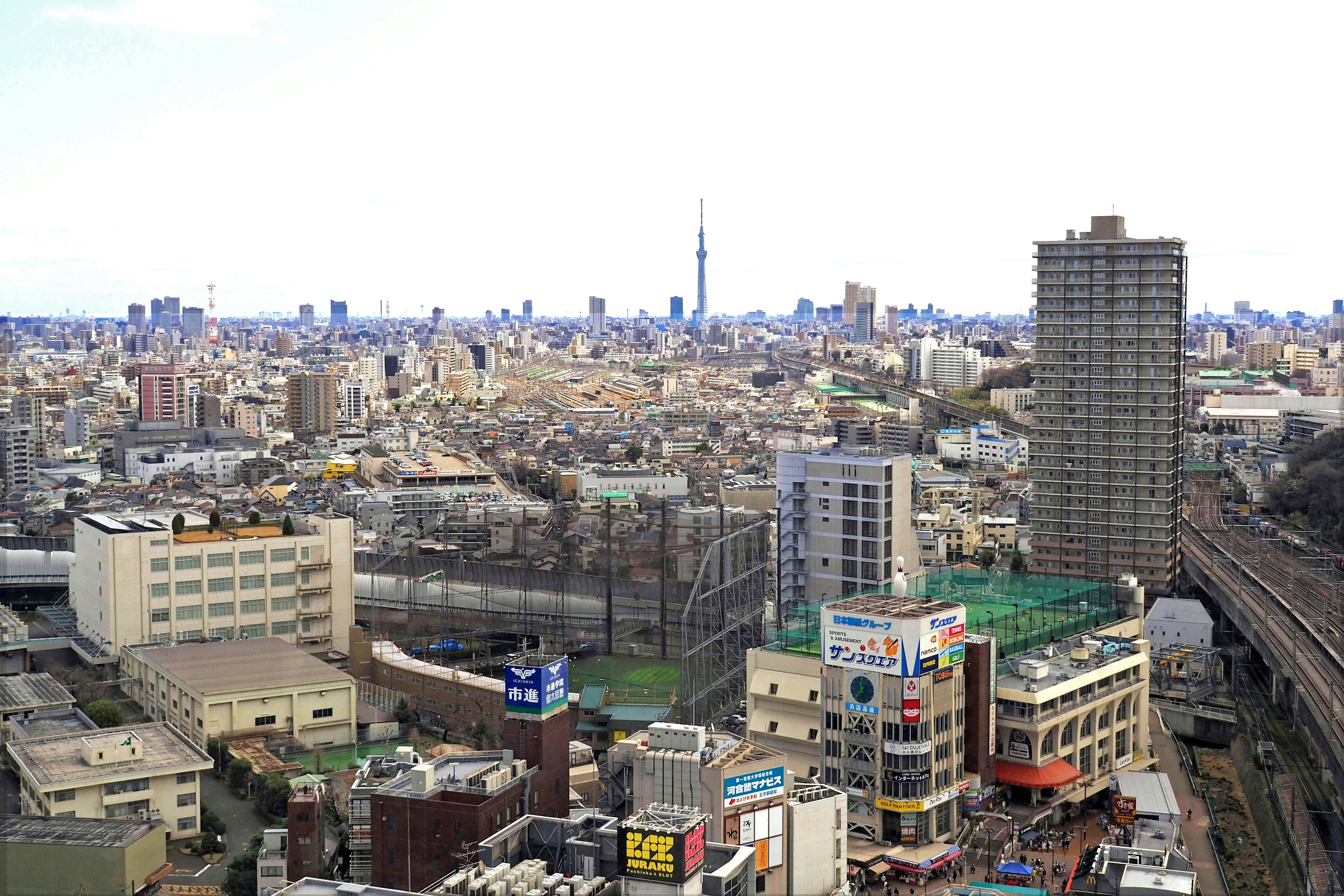 Cảnh quan thành phố Tokyo với các tòa nhà chọc trời và Tokyo Skytree