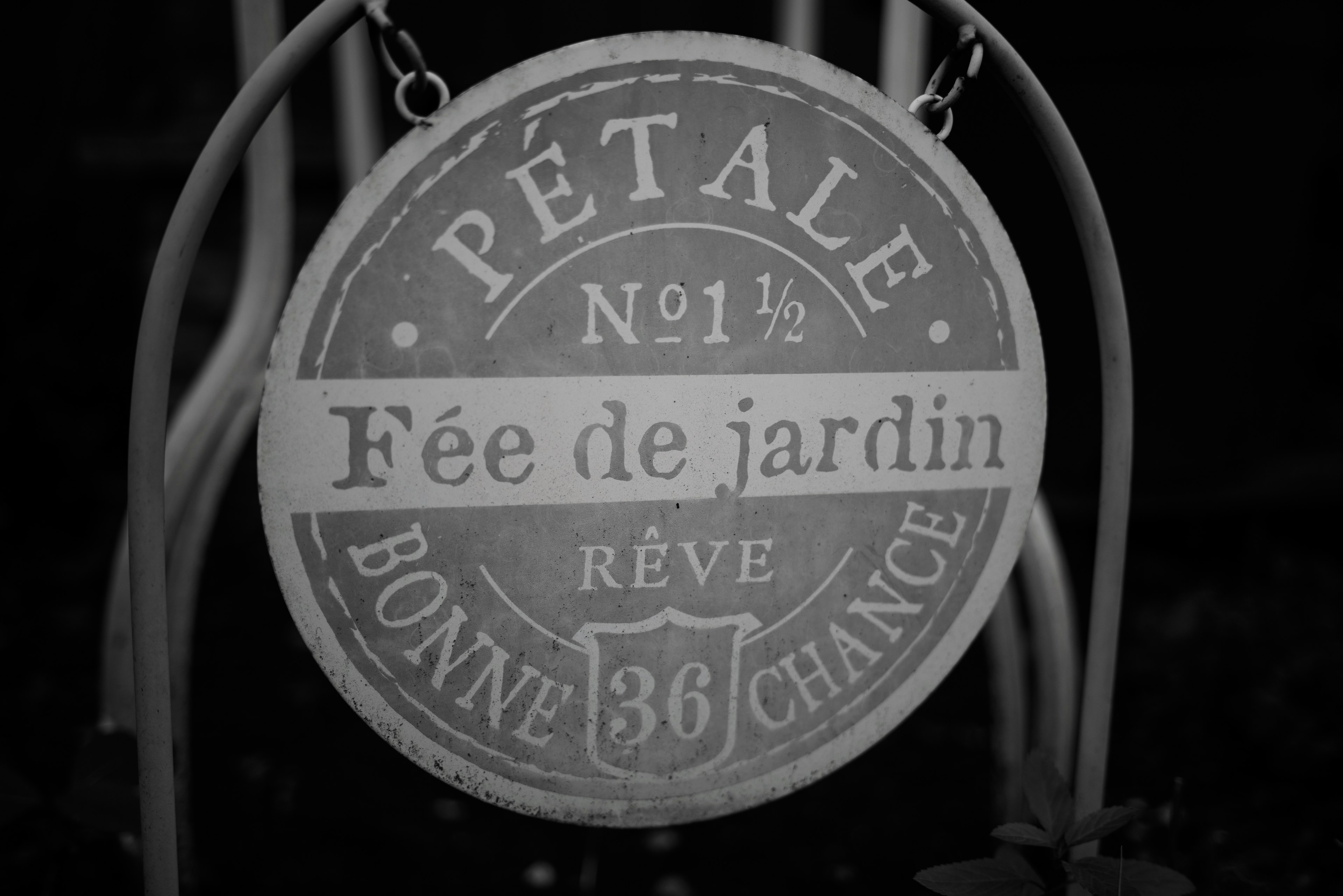 黑白背景中的圆形标志 Pétale N° 91½ Fée de jardin Bonne Chance 36 Rêve