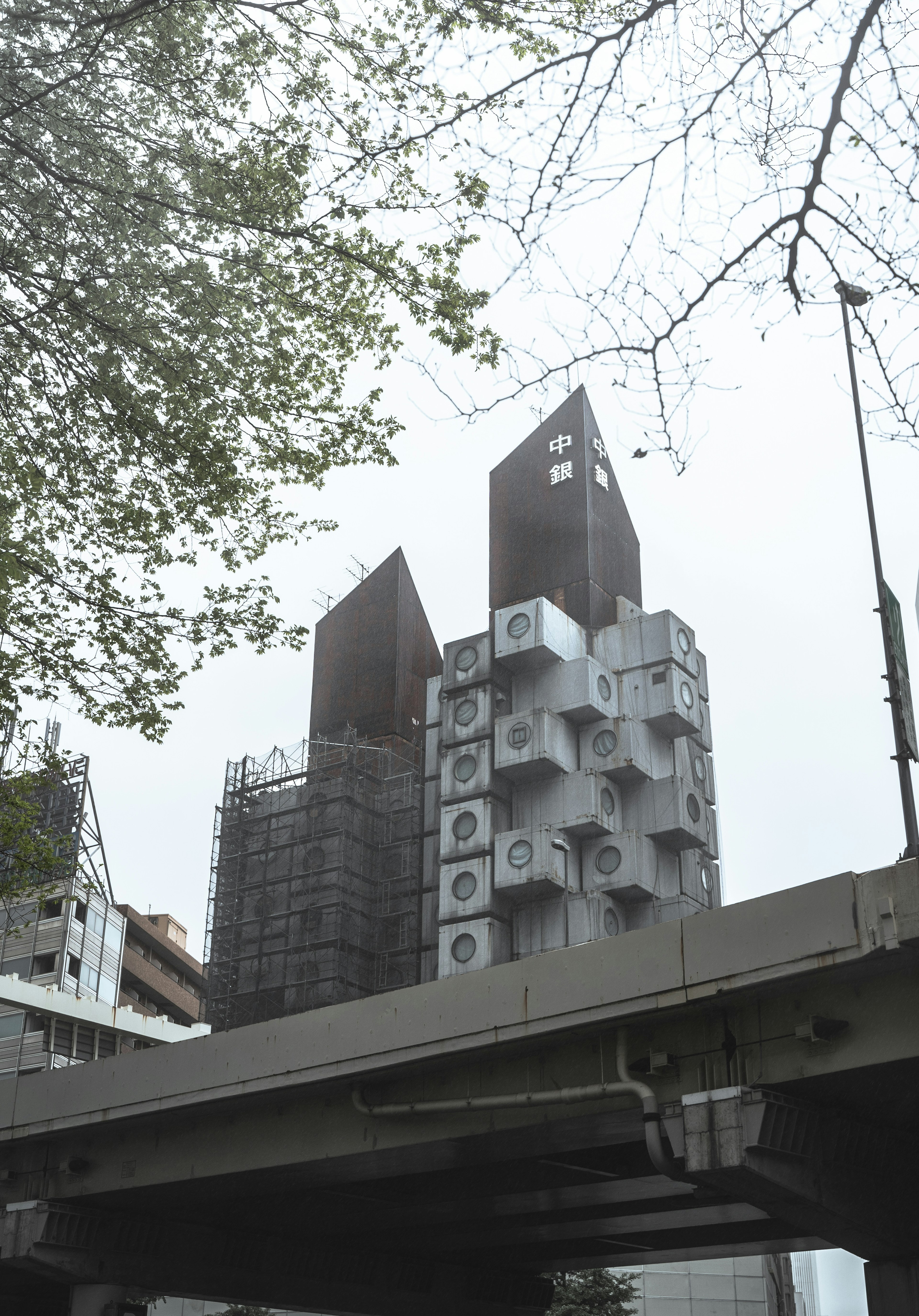 Bâtiment moderne avec deux tours pointues et des structures cylindriques