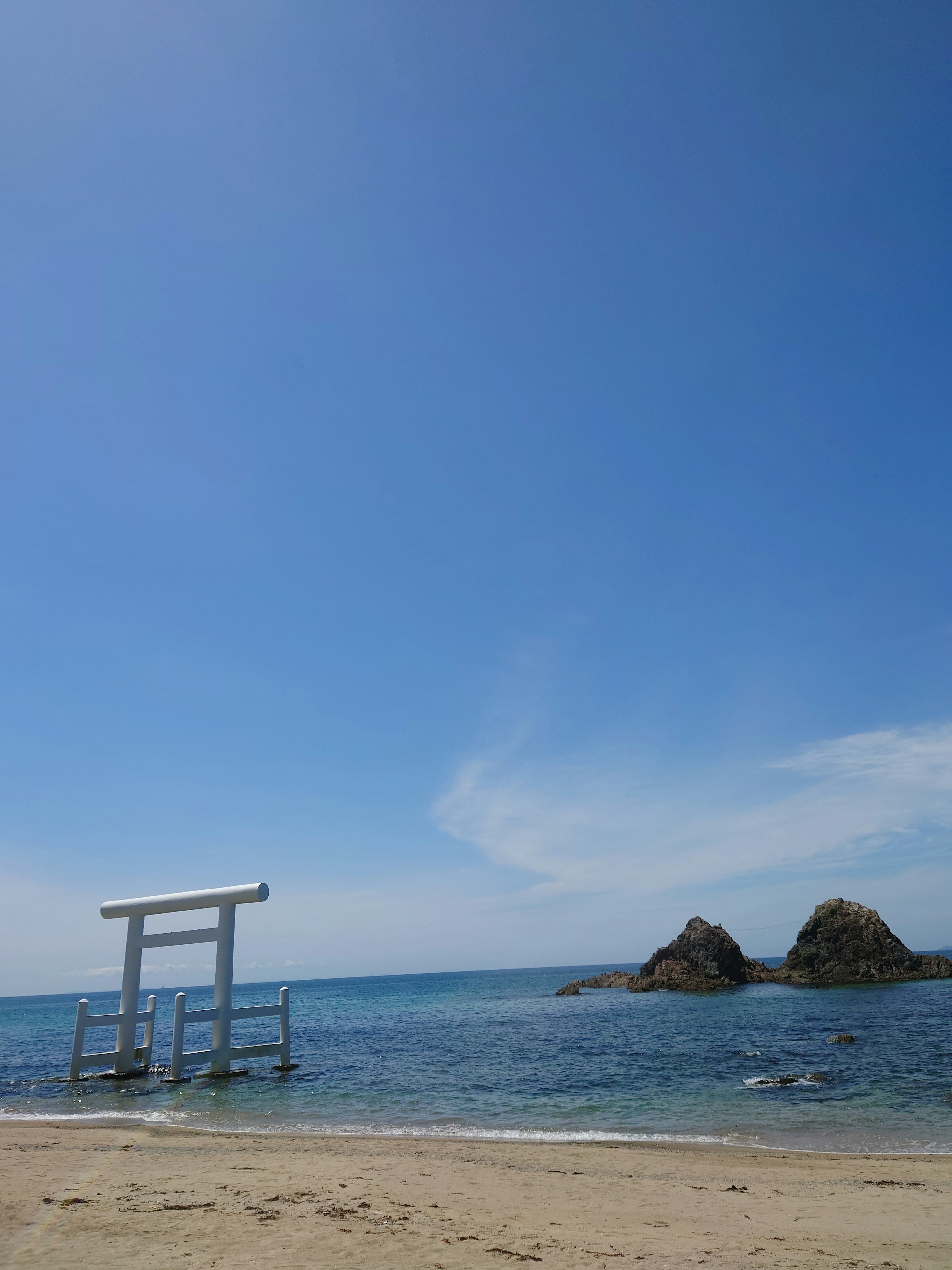 Portale torii vicino al mare blu sotto un cielo sereno