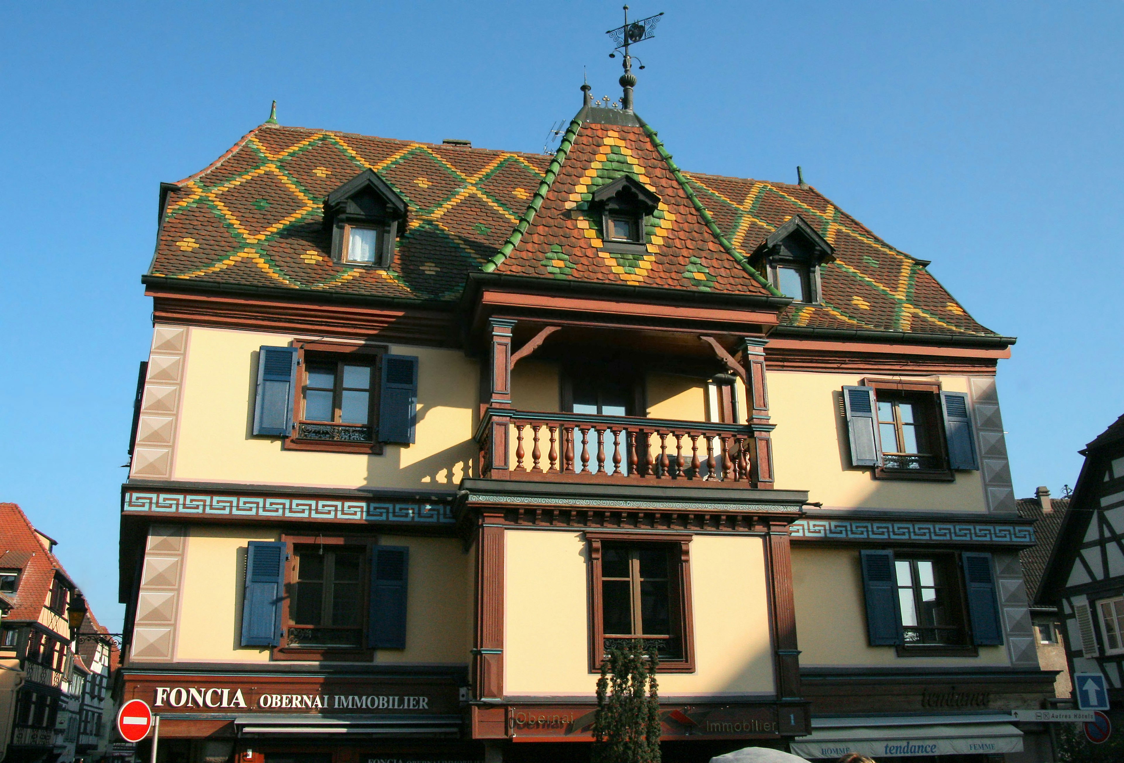 Fachada de un edificio de estilo alsaciano con techo colorido