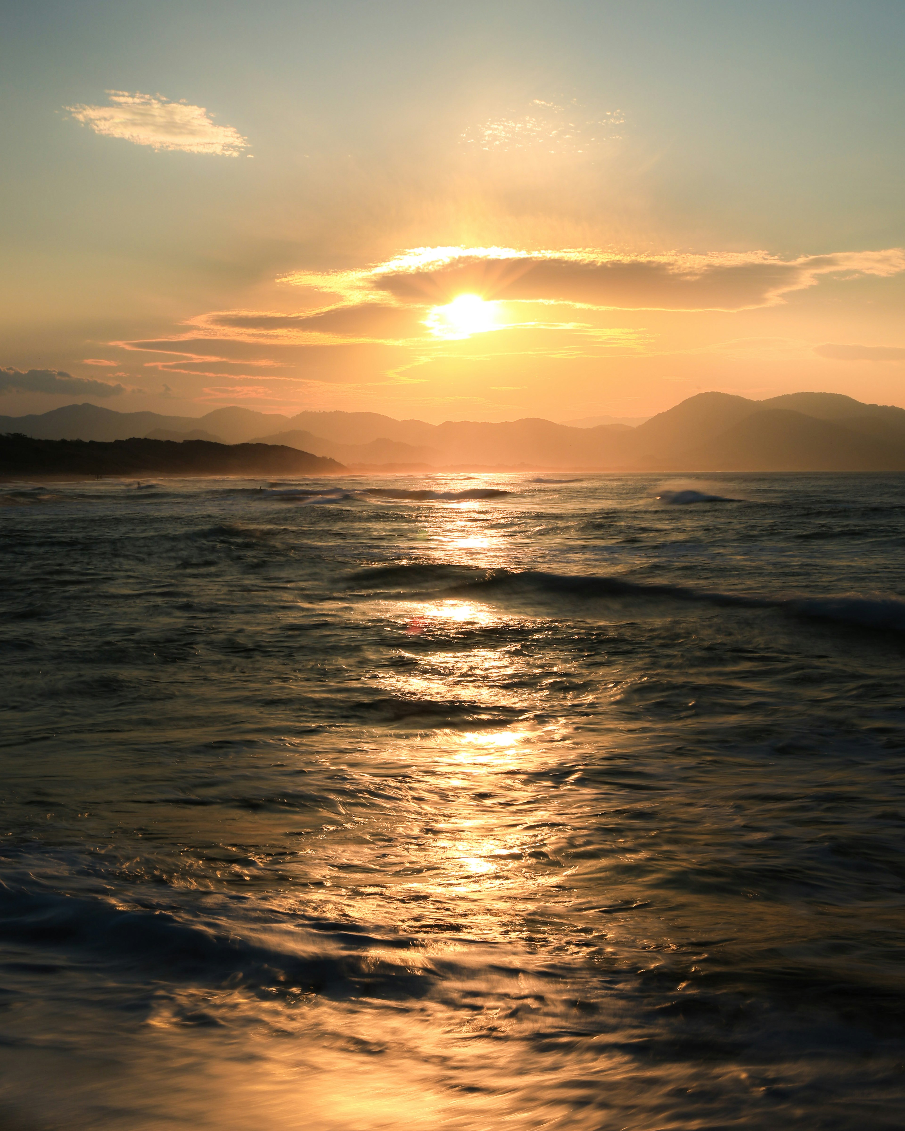 Coucher de soleil sur l'océan avec des vagues scintillantes