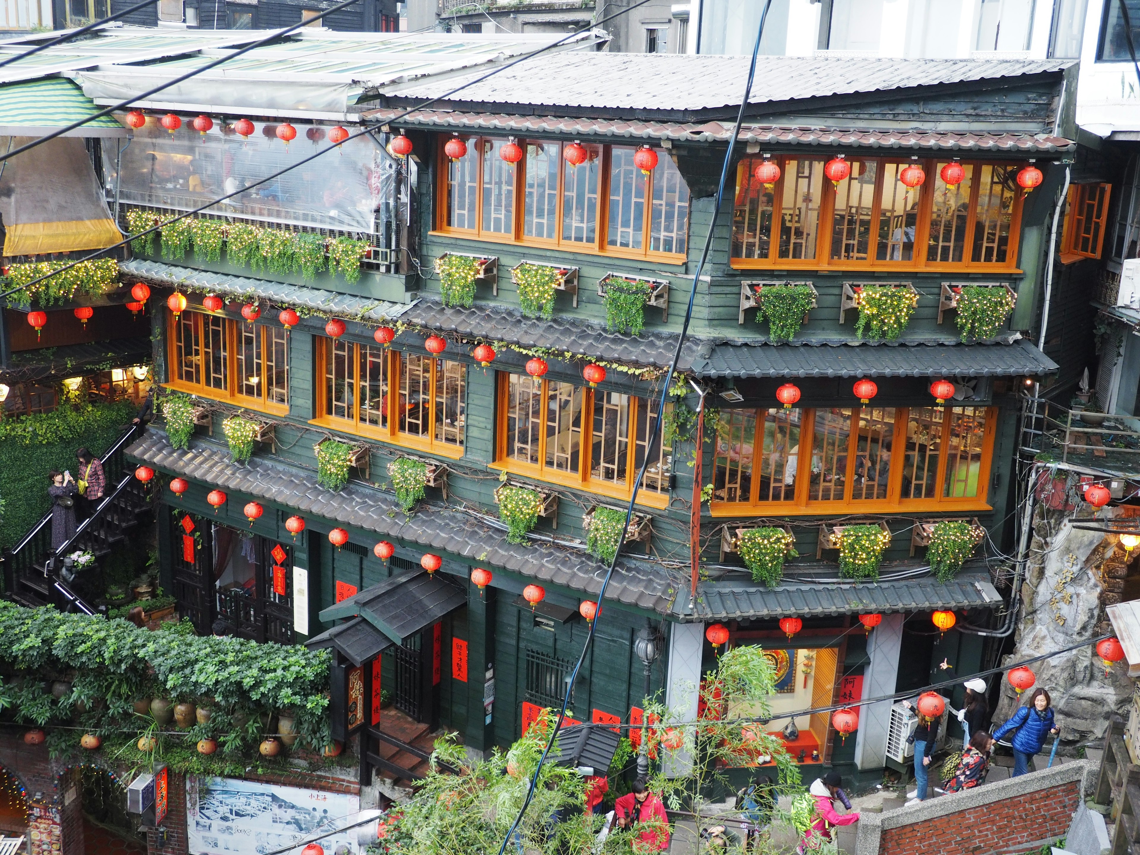 Edificio encantador con casas de té y faroles